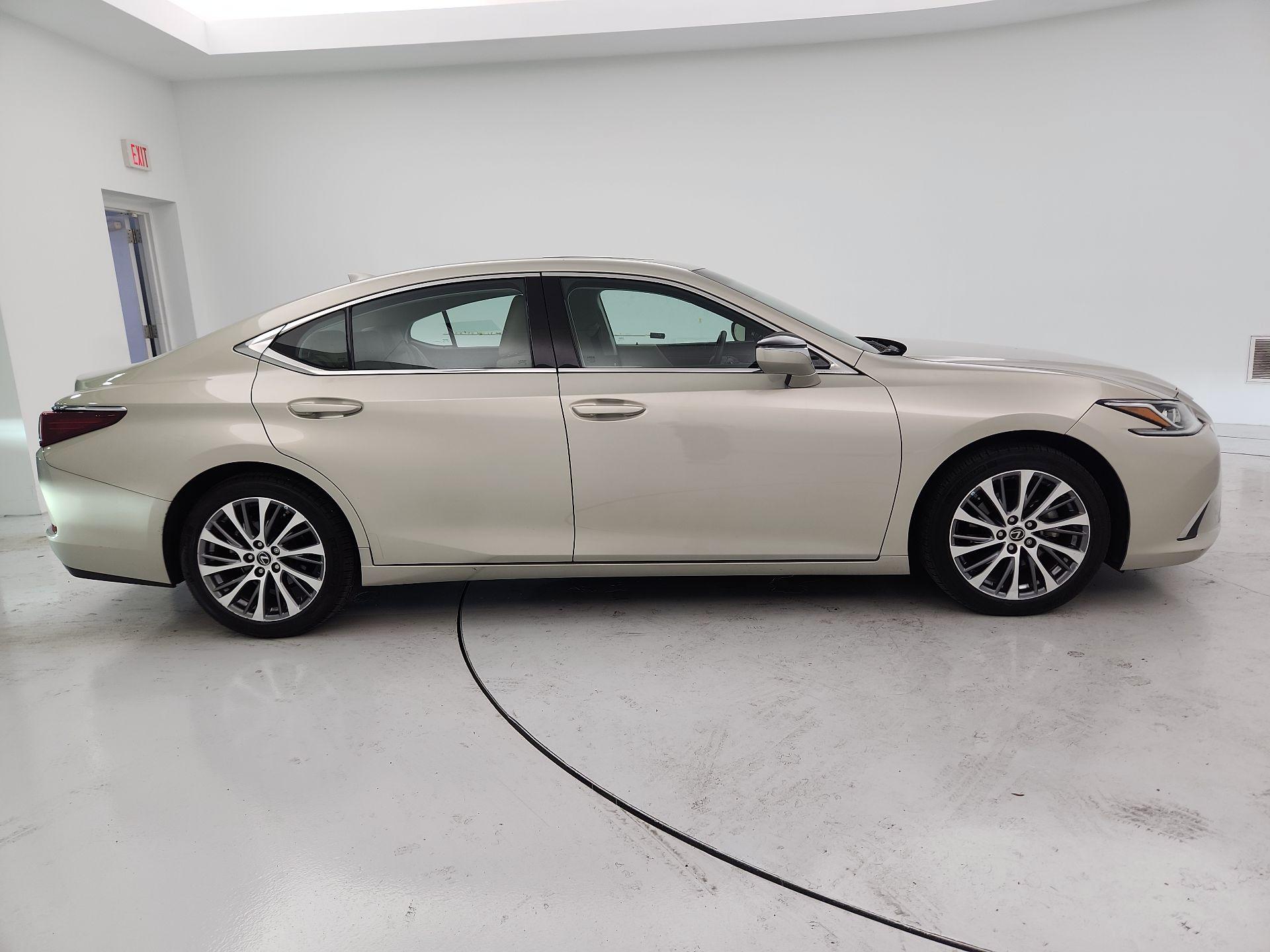 Thumbnail: 2019 Lexus ES - 4