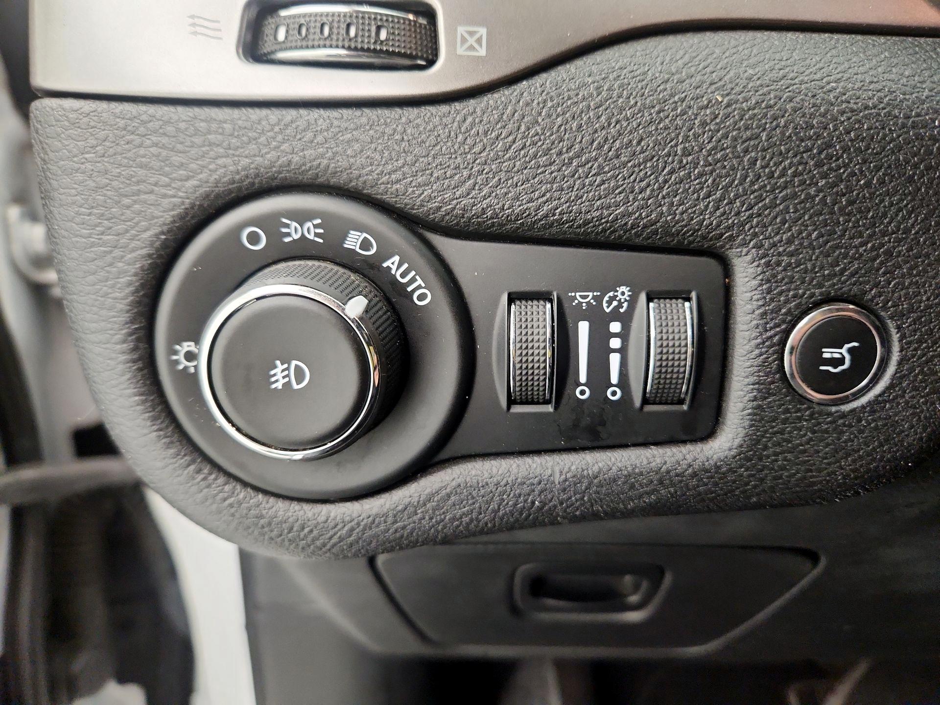 Thumbnail: 2019 Jeep Cherokee - 13