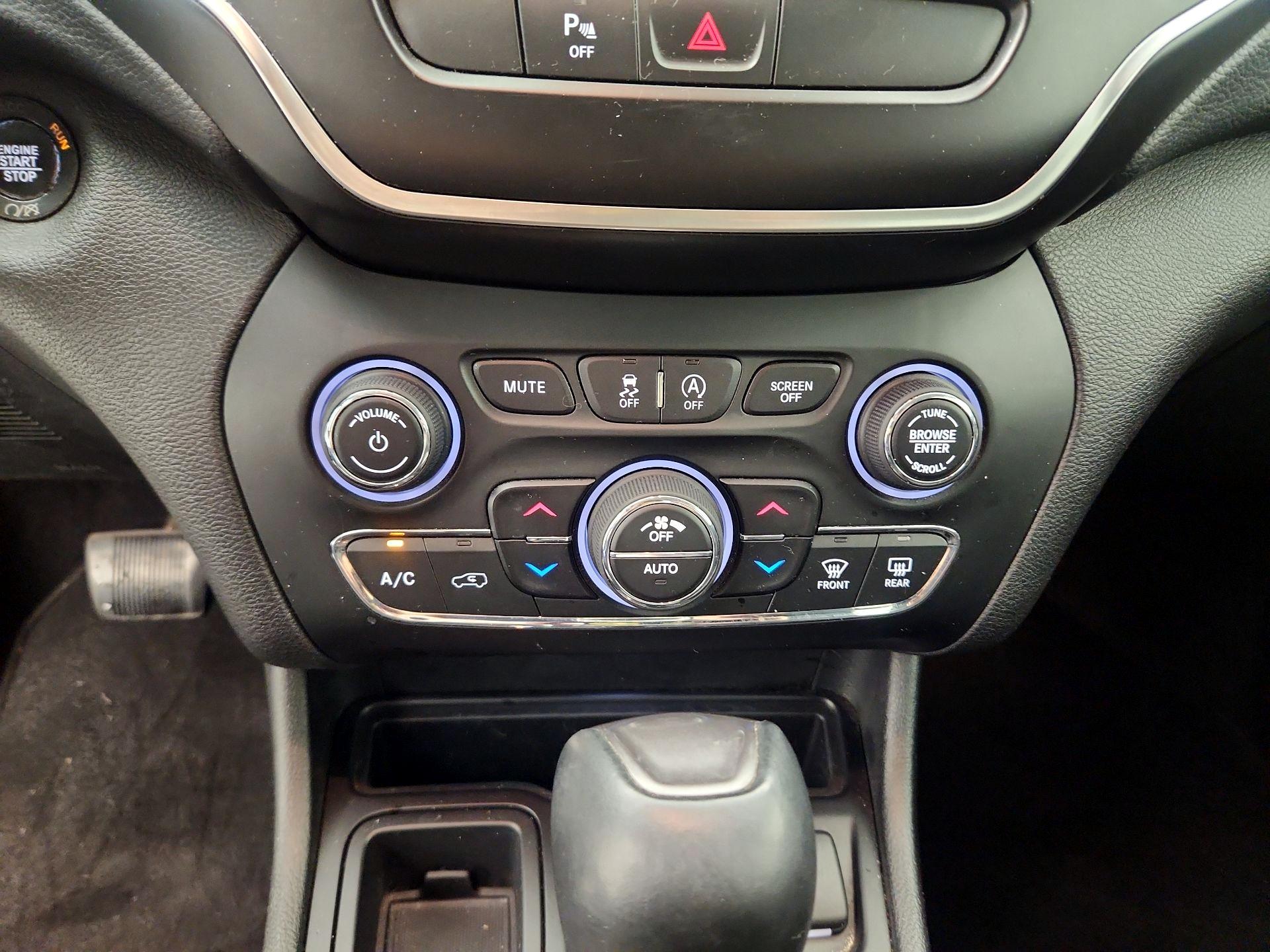 Thumbnail: 2019 Jeep Cherokee - 16