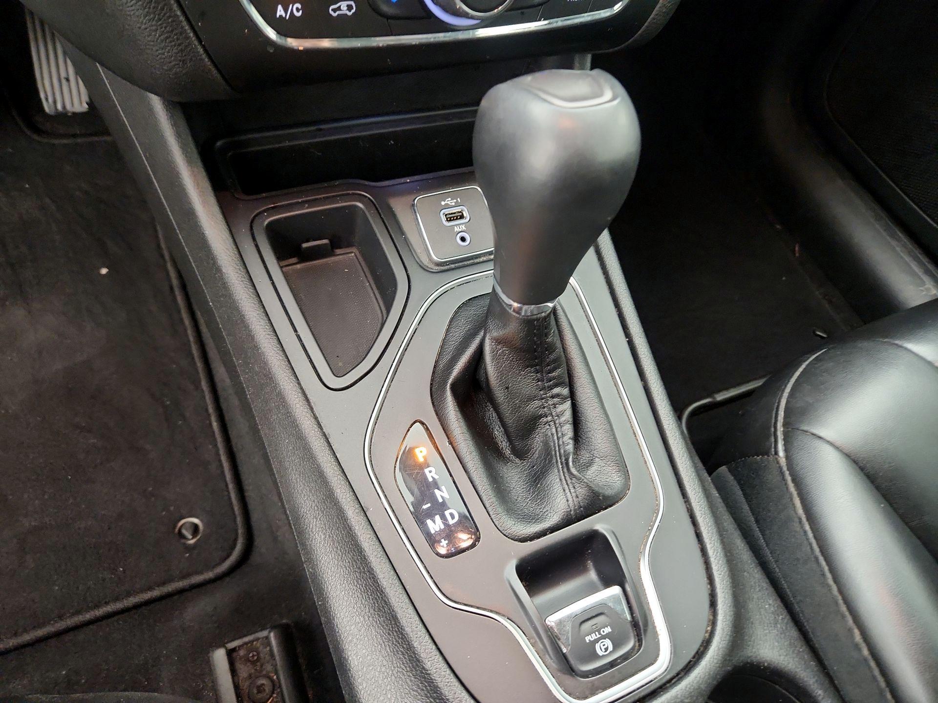 Thumbnail: 2019 Jeep Cherokee - 17