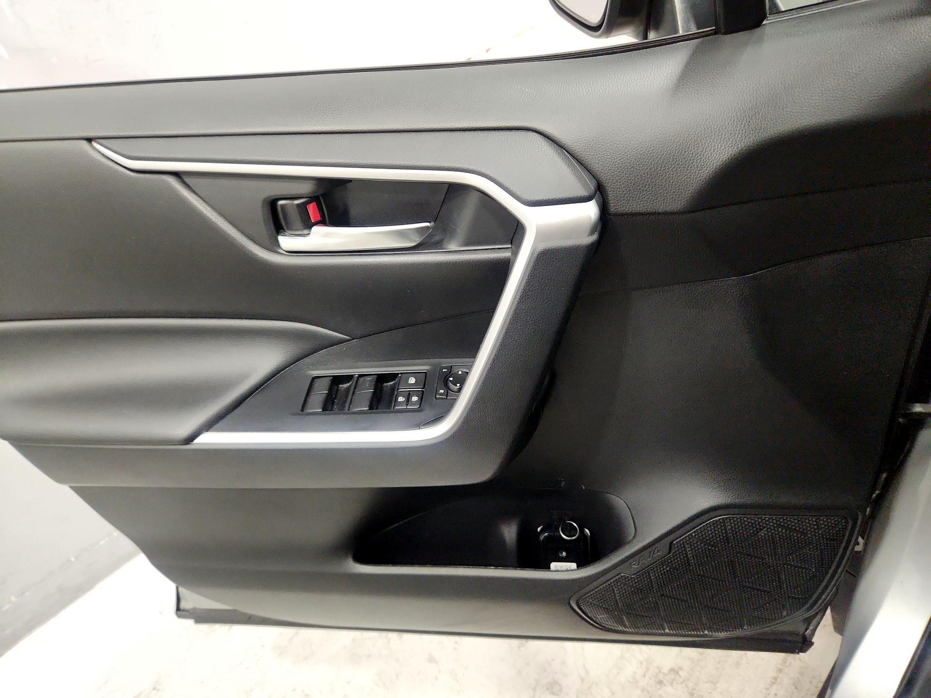 Thumbnail: 2020 Toyota RAV4 - 12