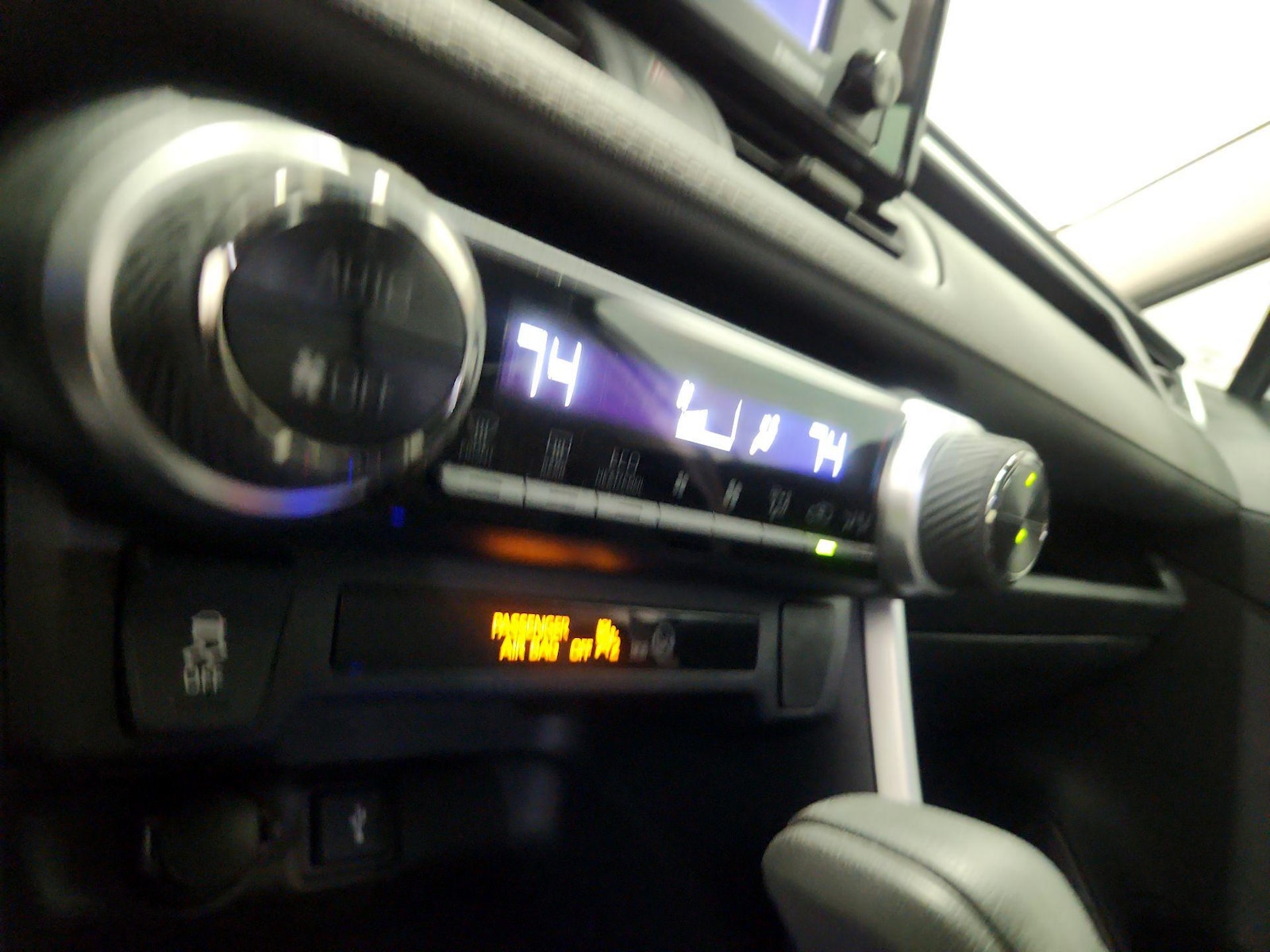 2020 Toyota RAV4 XLE - Photo 8