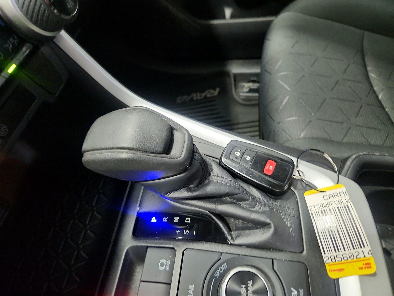 2020 Toyota RAV4 XLE - Photo 9