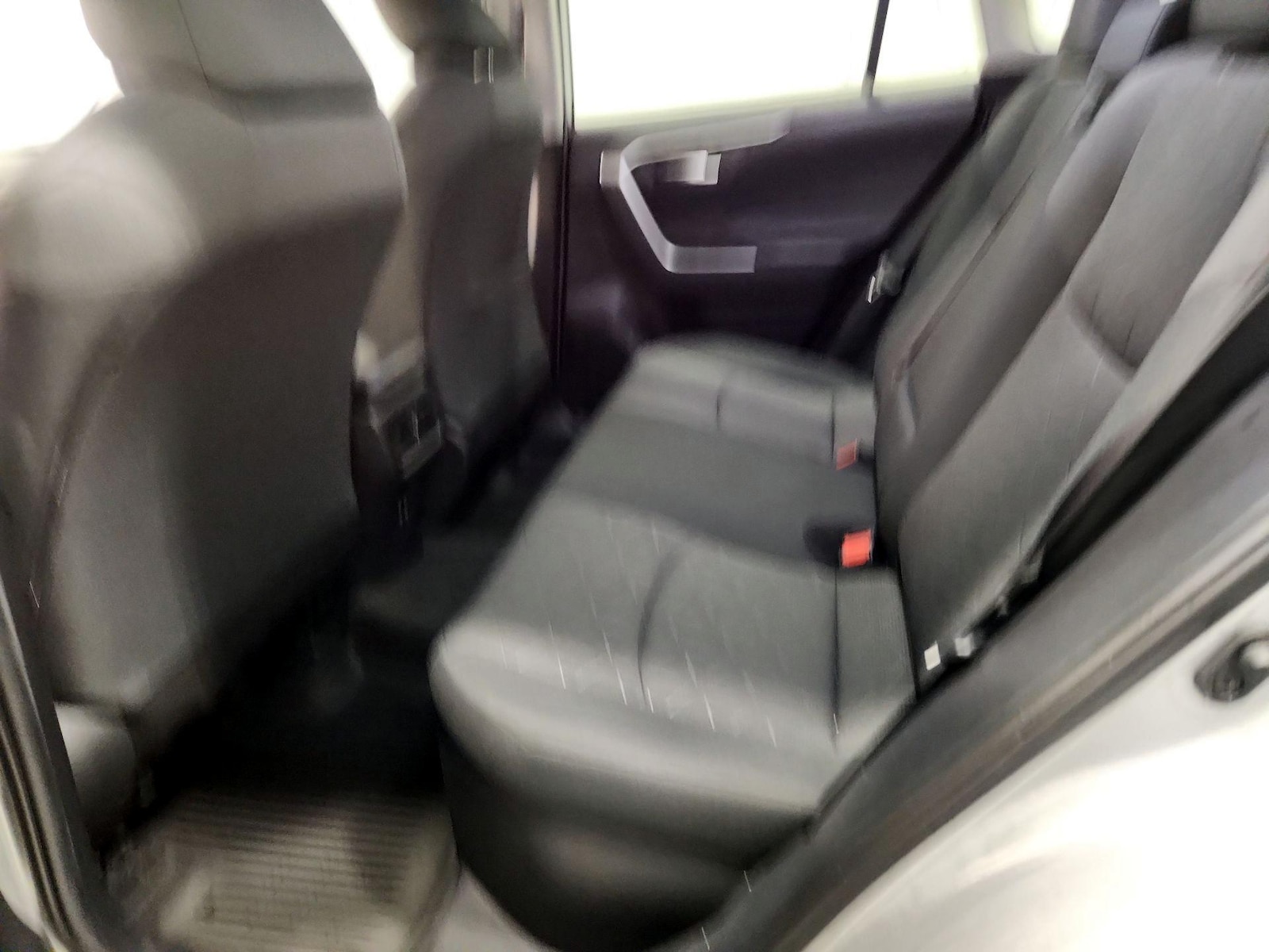 2020 Toyota RAV4 XLE - Photo 11