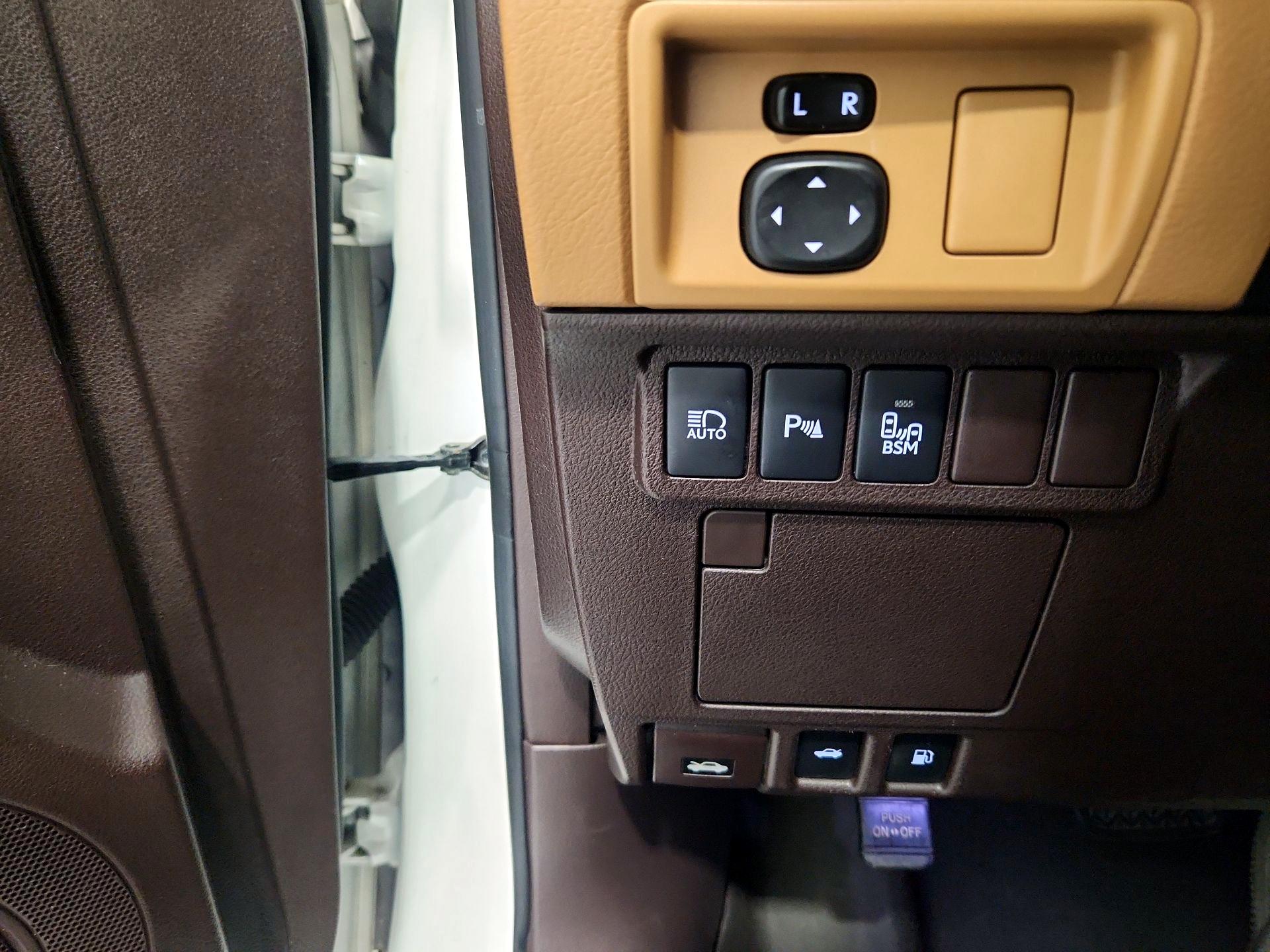 Thumbnail: 2016 Lexus ES - 13