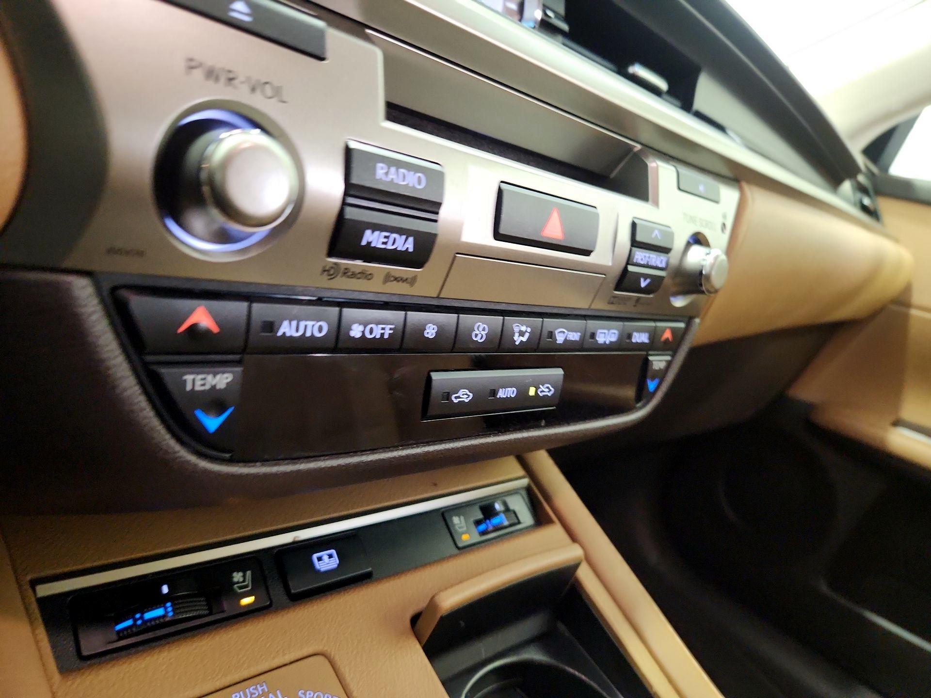 Thumbnail: 2016 Lexus ES - 16
