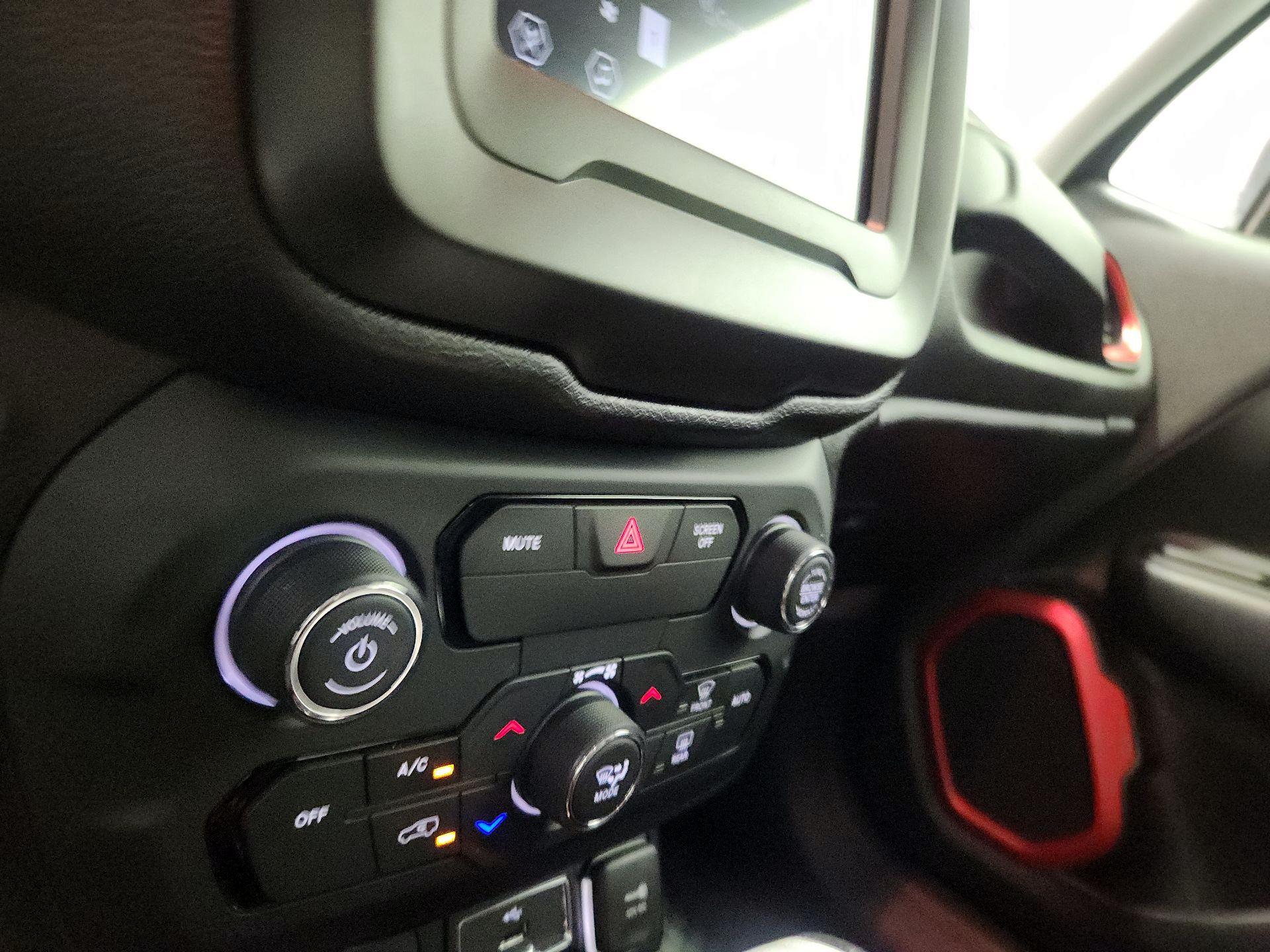 Thumbnail: 2018 Jeep Renegade - 16