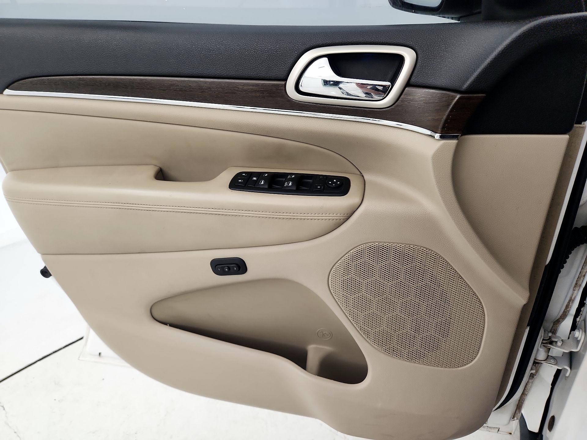 Thumbnail: 2015 Jeep Grand Cherokee - 12