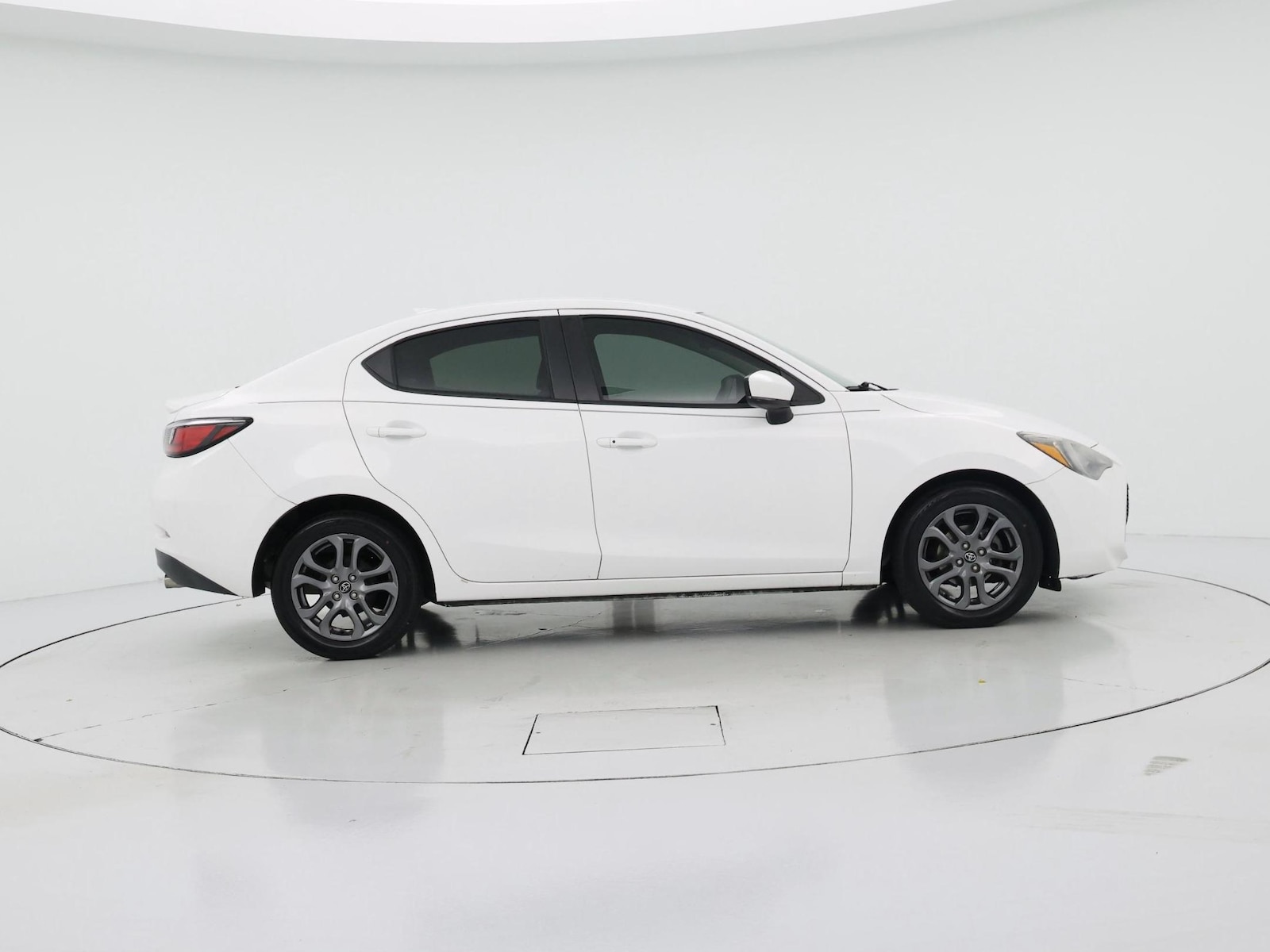 2019 Toyota Yaris LE - Photo 8