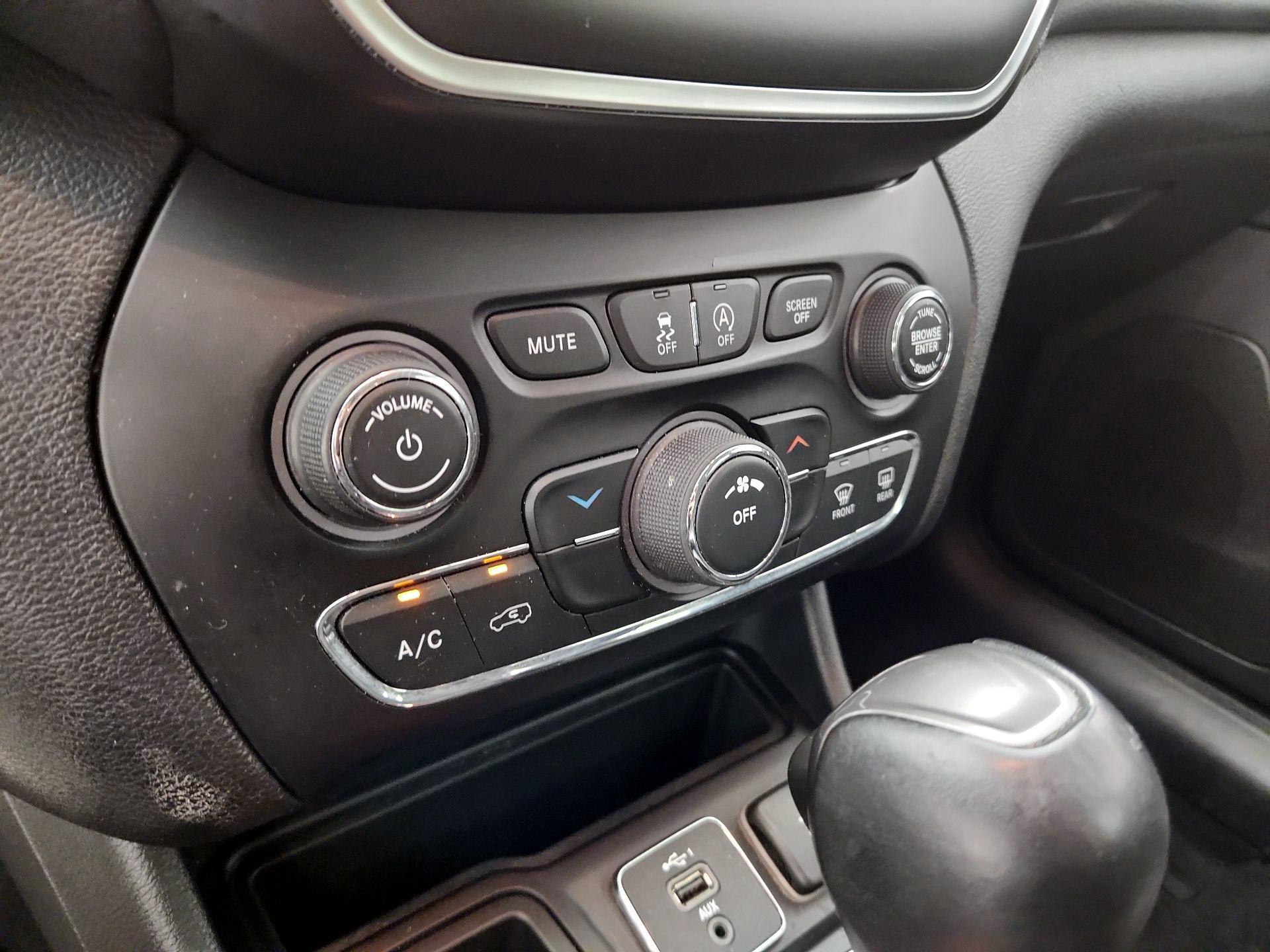 Thumbnail: 2021 Jeep Cherokee - 16