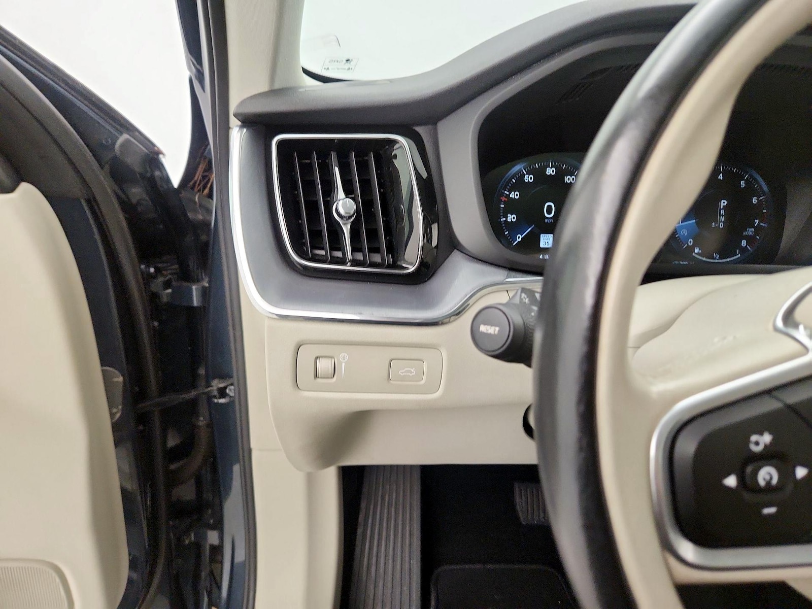 2020 Volvo XC60 Momentum - Photo 14