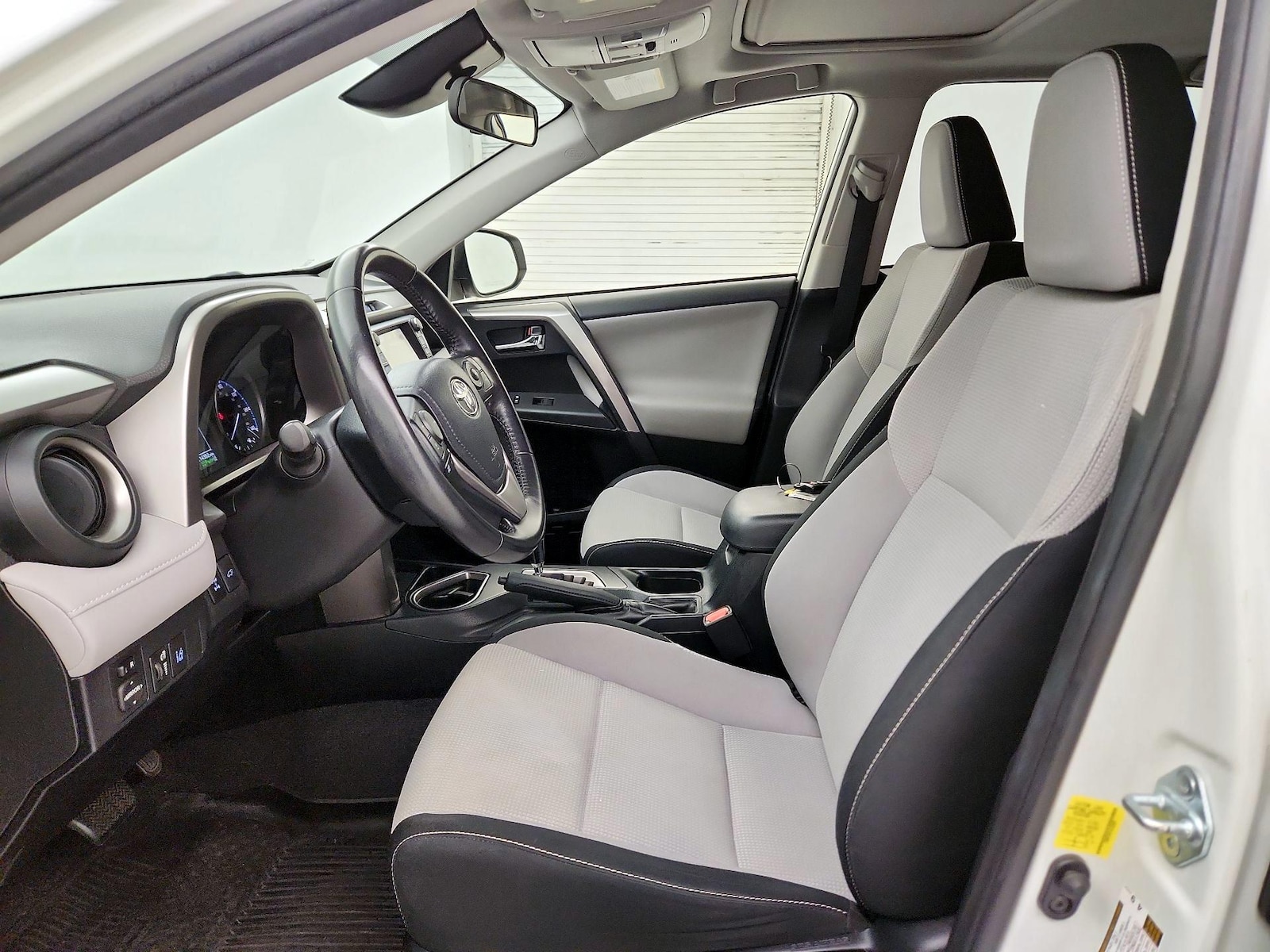 2017 Toyota RAV4 XLE - Photo 12