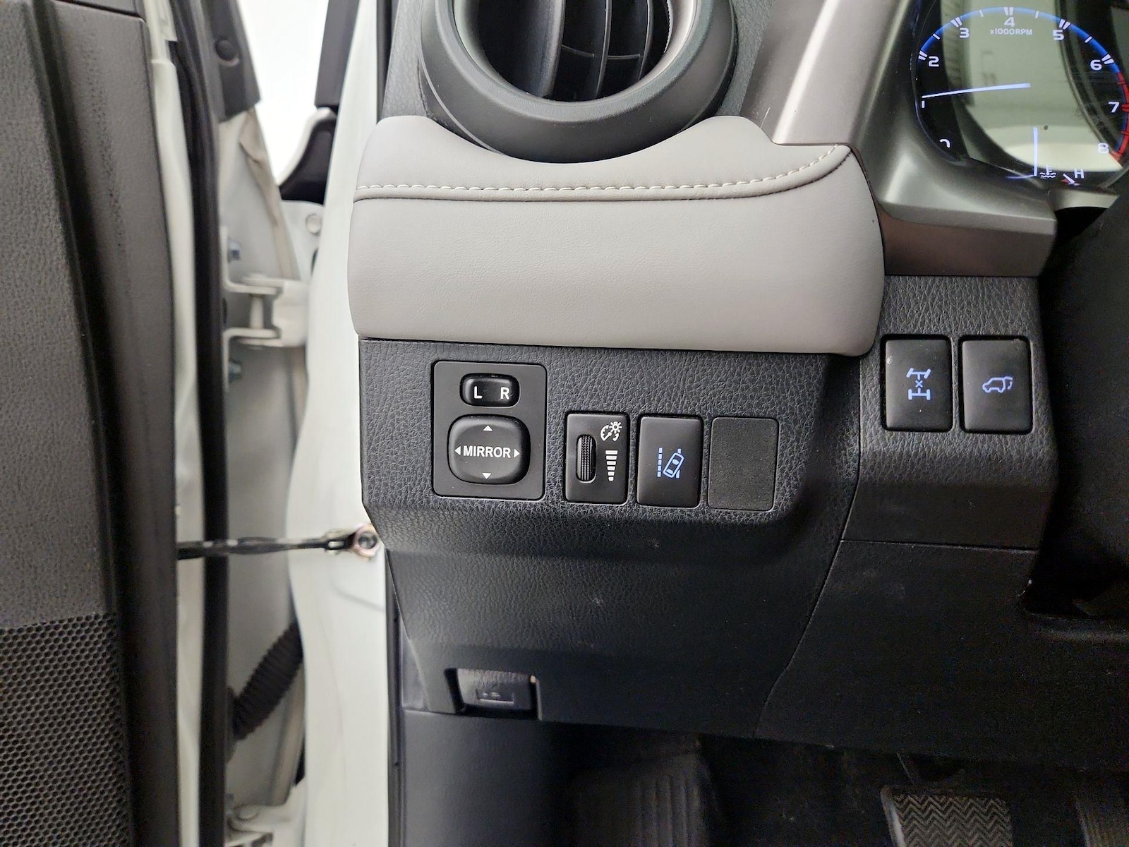 2017 Toyota RAV4 XLE - Photo 14