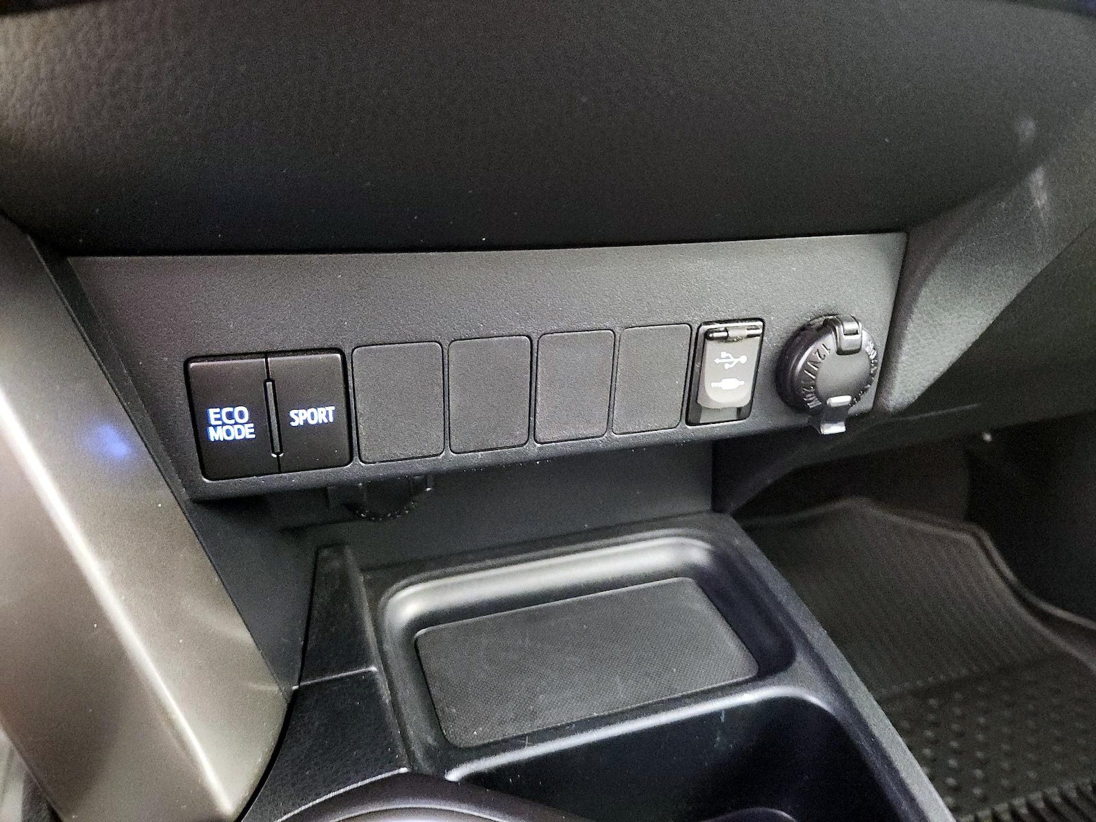 2017 Toyota RAV4 XLE - Photo 19