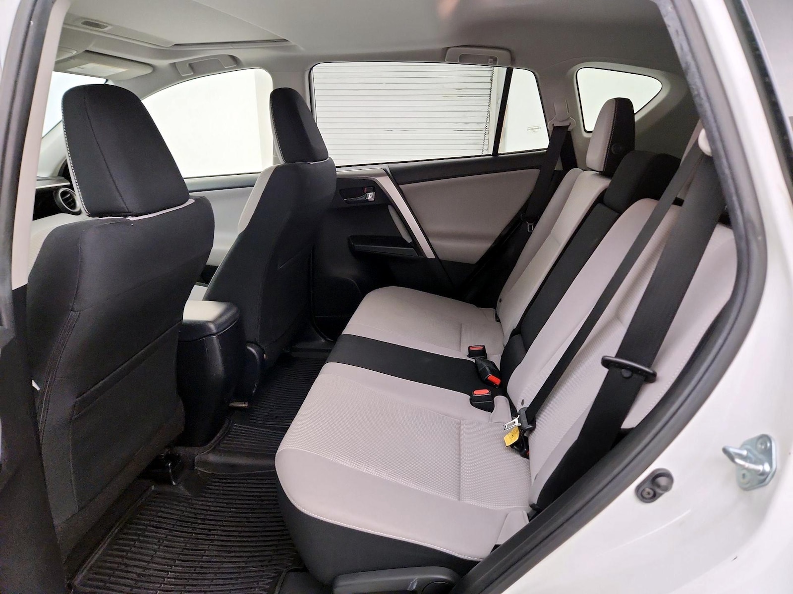2017 Toyota RAV4 XLE - Photo 20