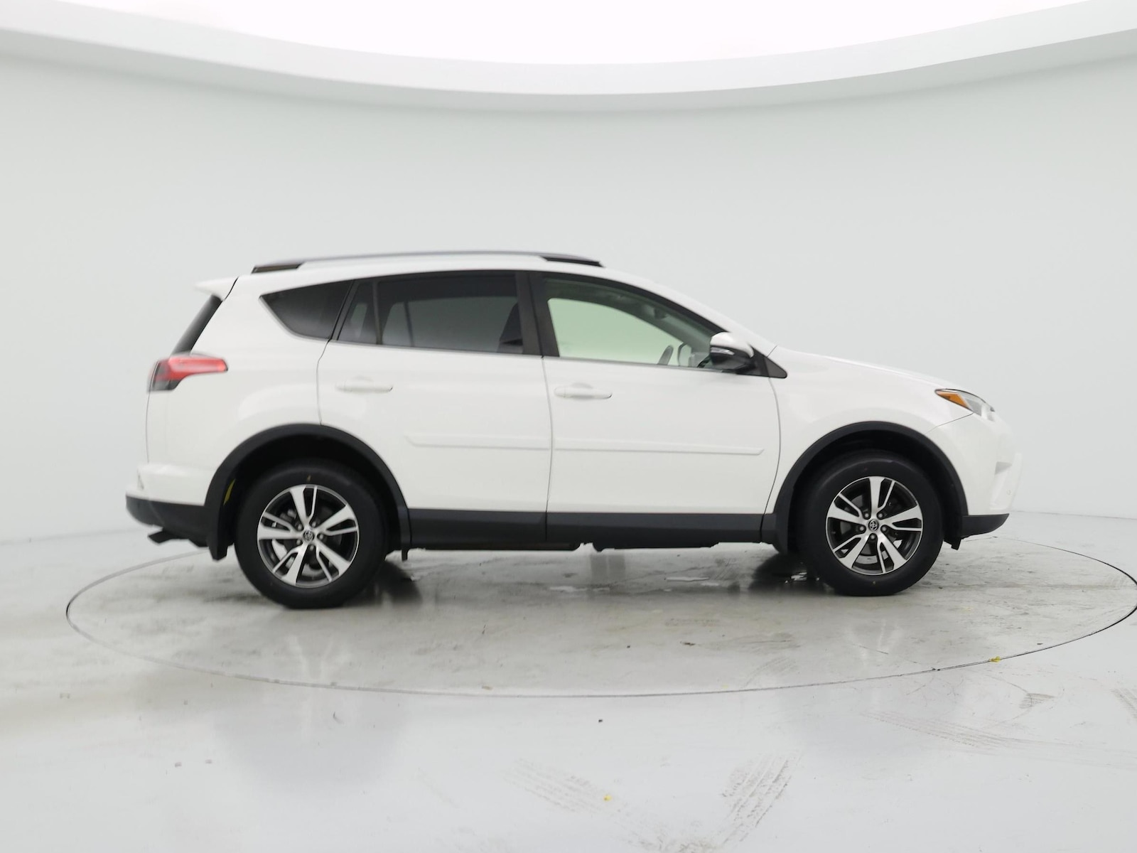 2017 Toyota RAV4 XLE - Photo 8