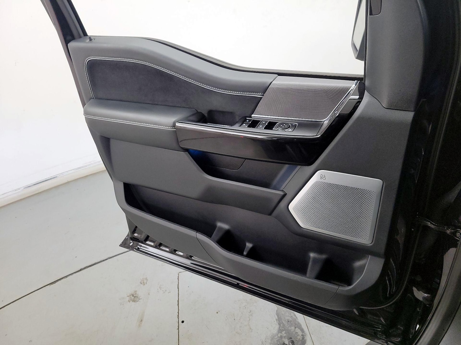2023 Ford F-150 Lightning Platinum - Photo 13