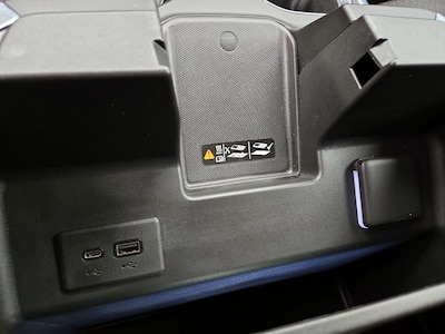USB/AUX Ports