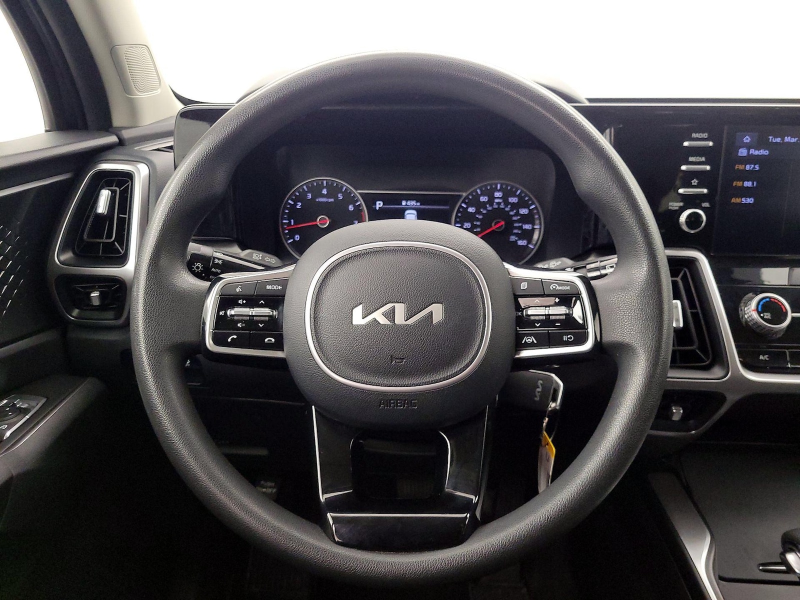 2022 Kia Sorento LX - Photo 11