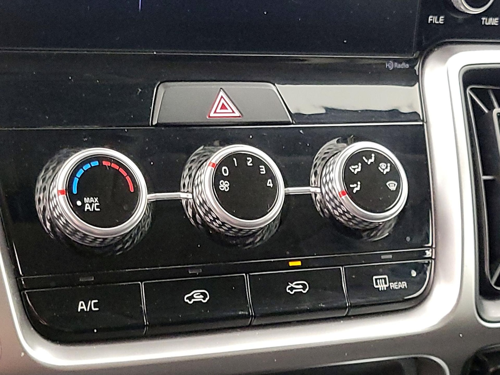 2022 Kia Sorento LX - Photo 17