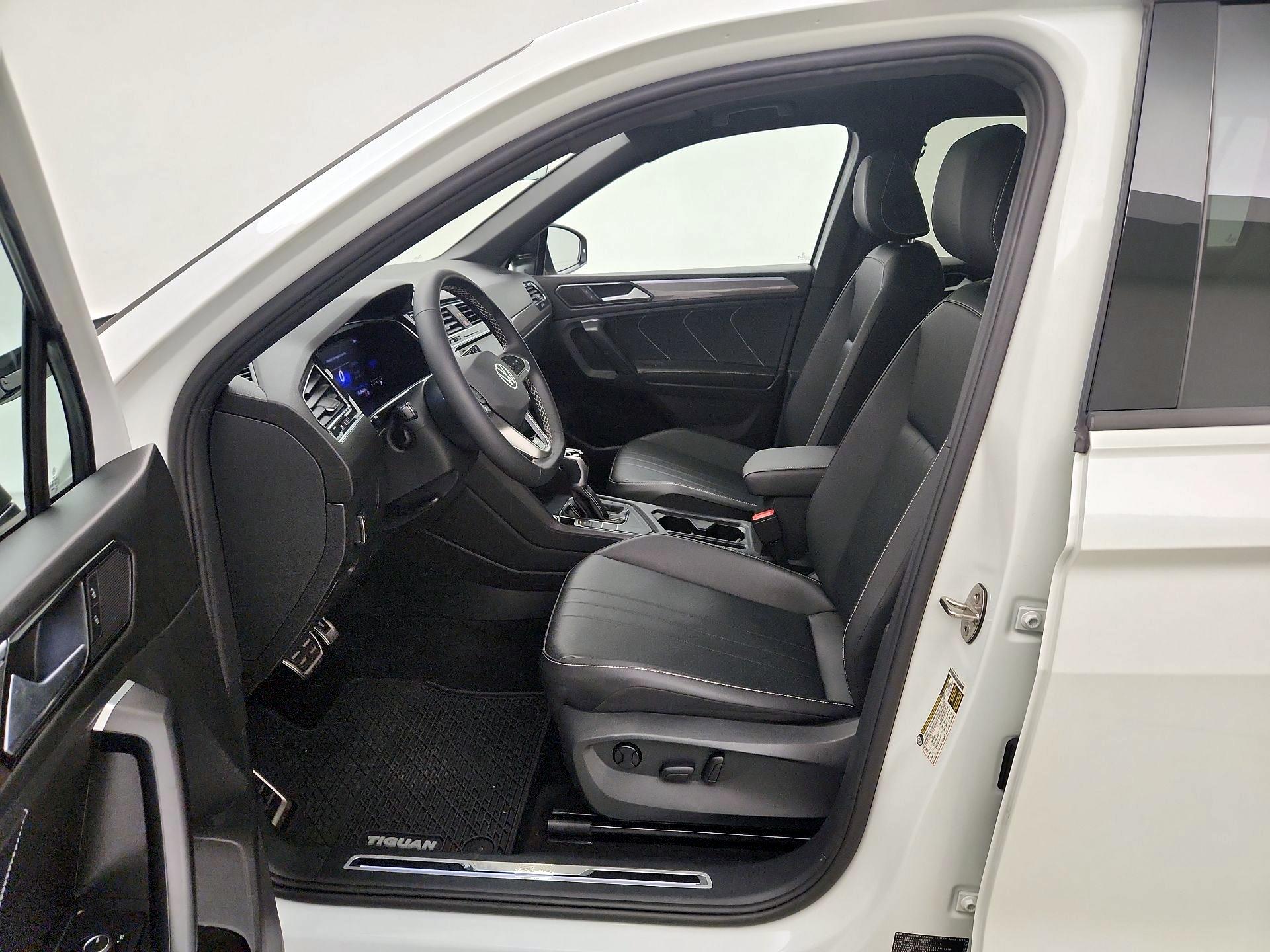 Thumbnail: 2023 Volkswagen Tiguan - 11