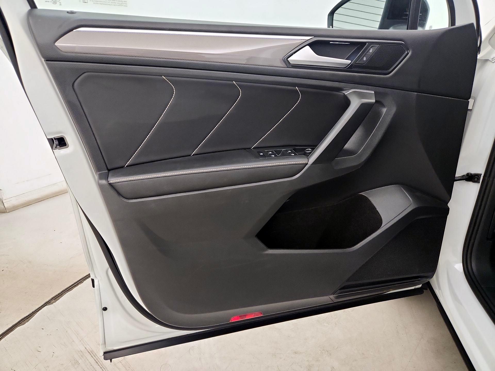 Thumbnail: 2023 Volkswagen Tiguan - 12