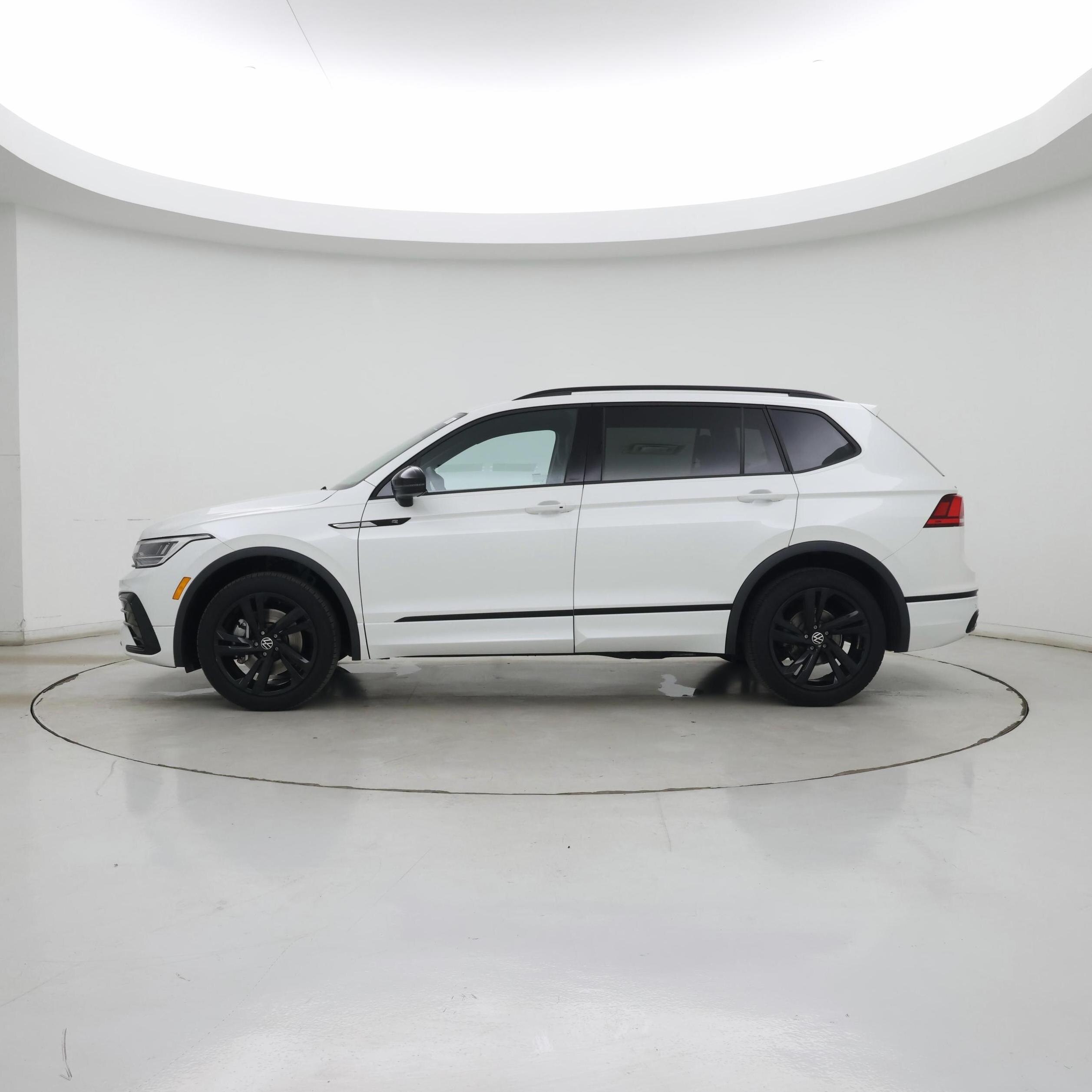 Thumbnail: 2023 Volkswagen Tiguan - 3