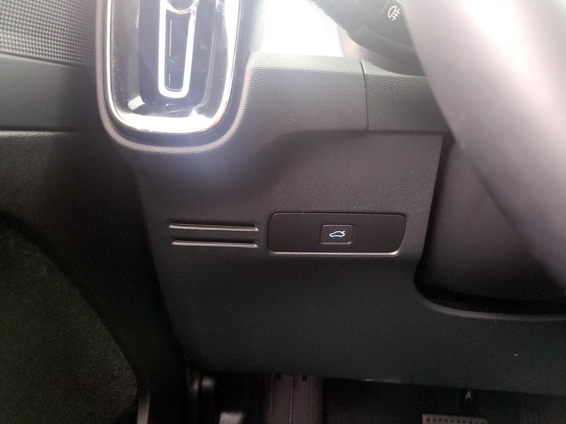 Thumbnail: 2024 Volvo XC40 - 13