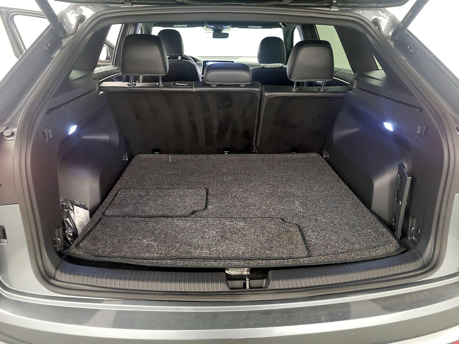 2024 Volkswagen Atlas Cross Sport SE w/Tech - Photo 21