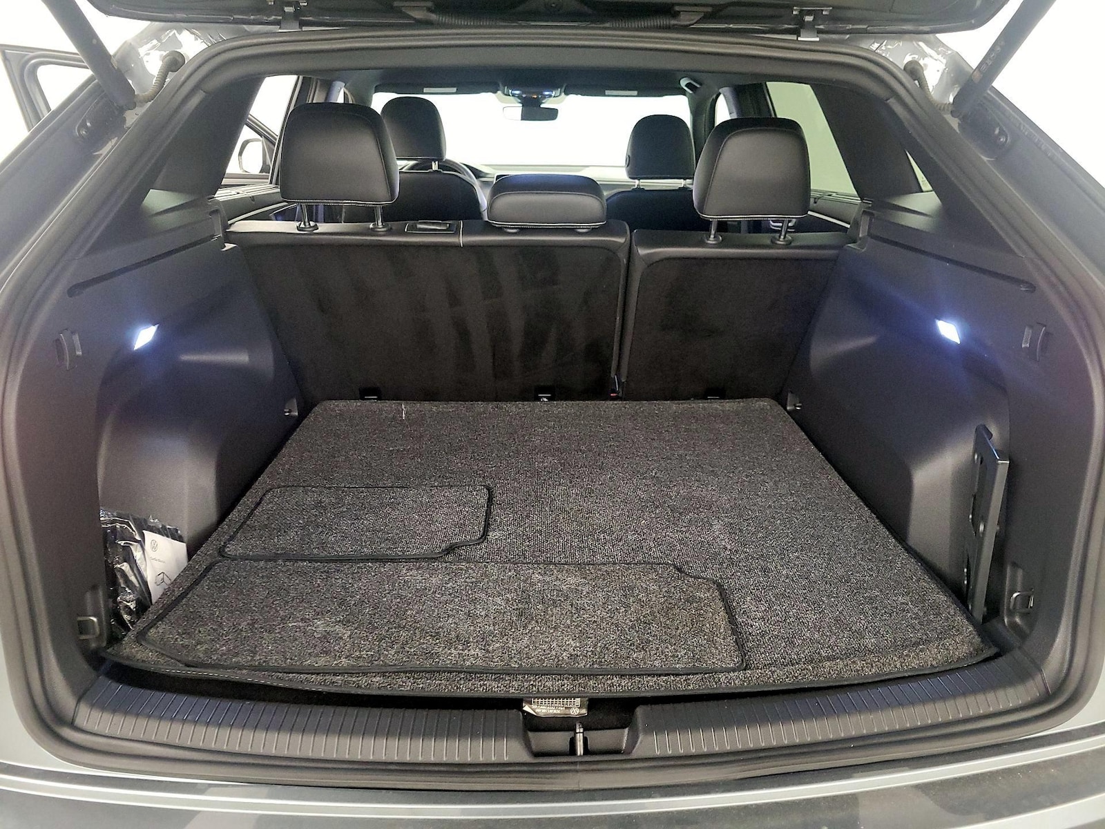 2024 Volkswagen Atlas Cross Sport SE w/Tech - Photo 22