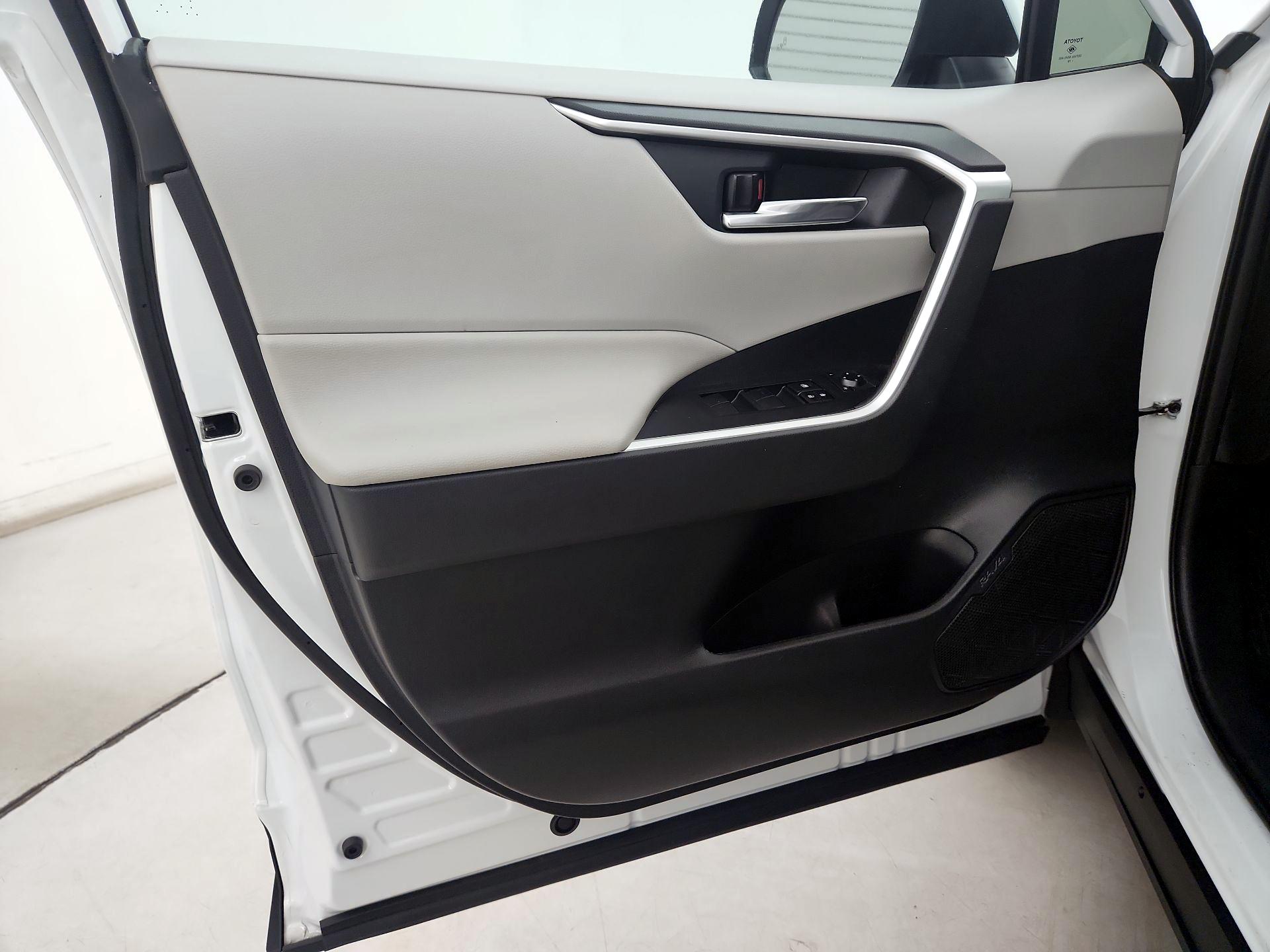 Thumbnail: 2020 Toyota RAV4 - 12