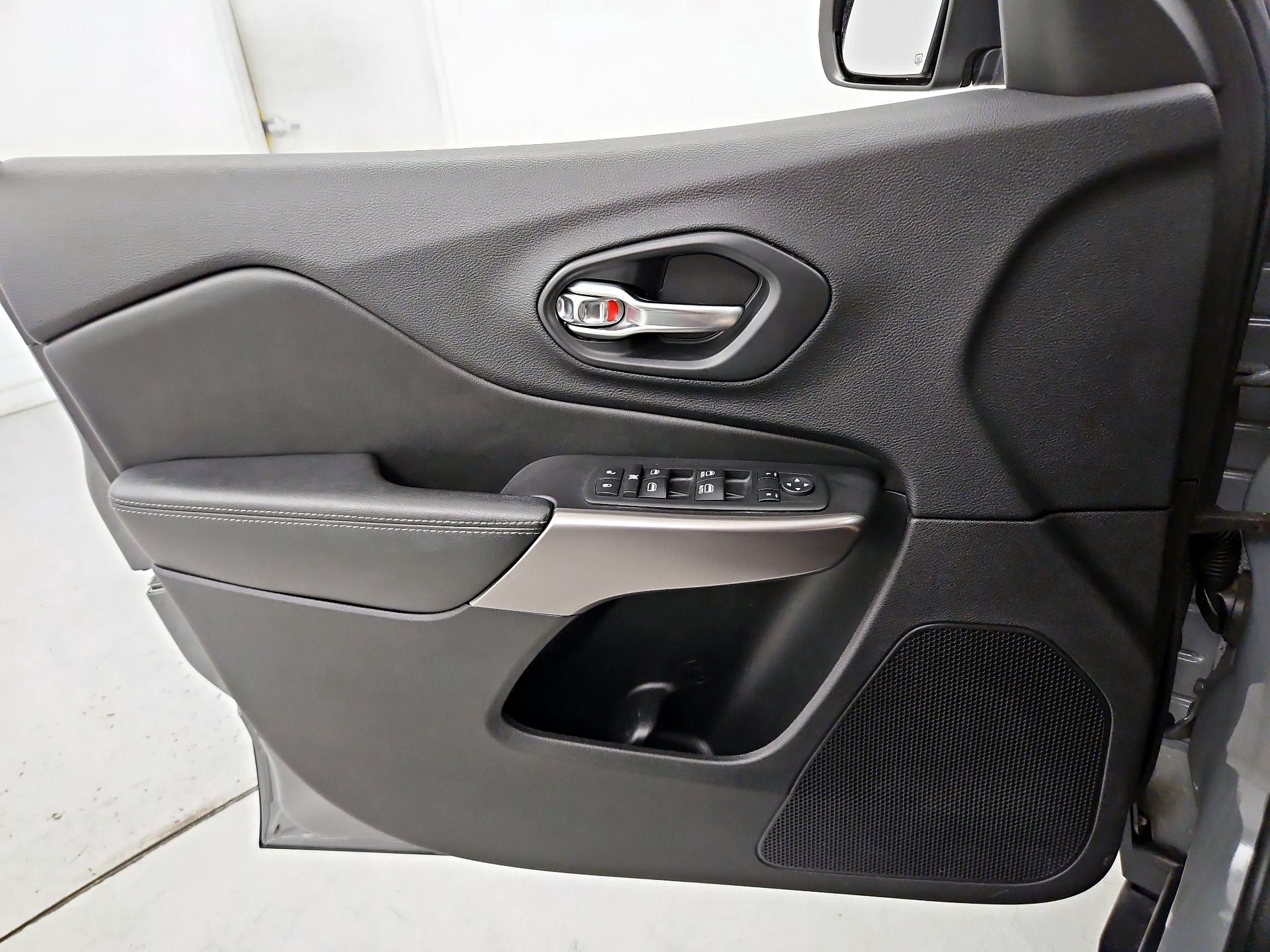 Thumbnail: 2020 Jeep Cherokee - 12