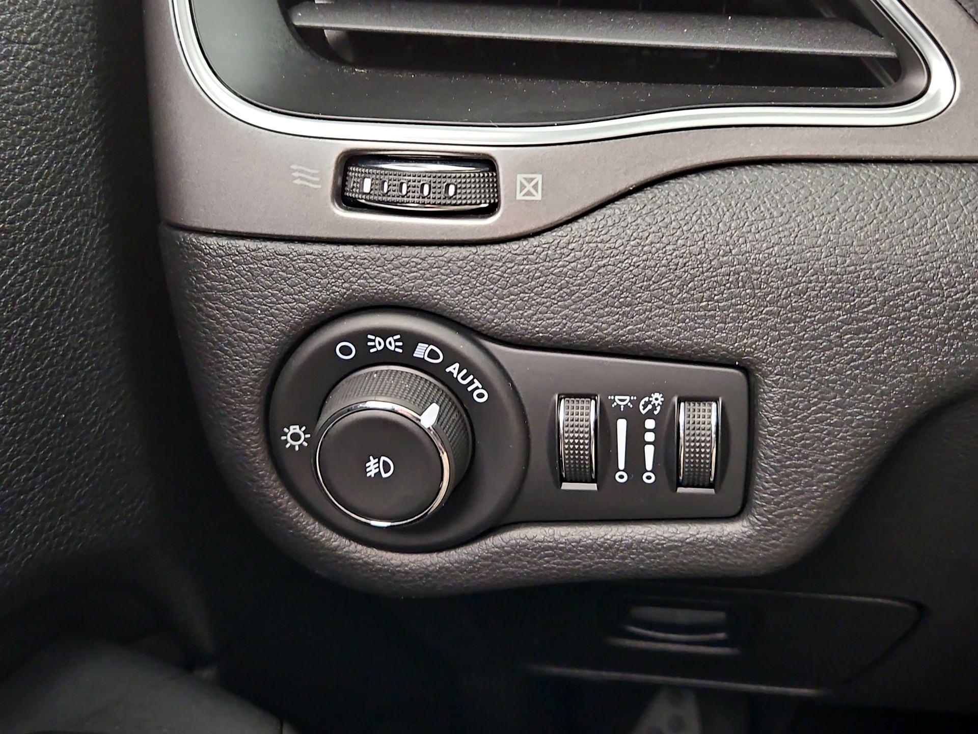 Thumbnail: 2020 Jeep Cherokee - 13