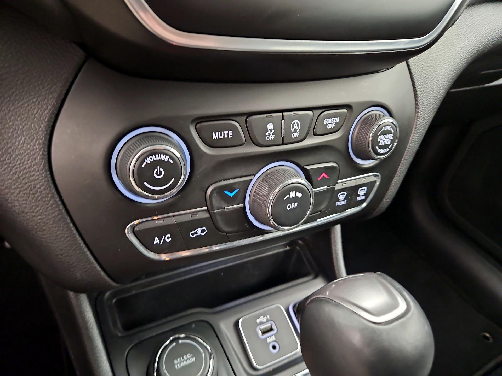 Thumbnail: 2020 Jeep Cherokee - 16