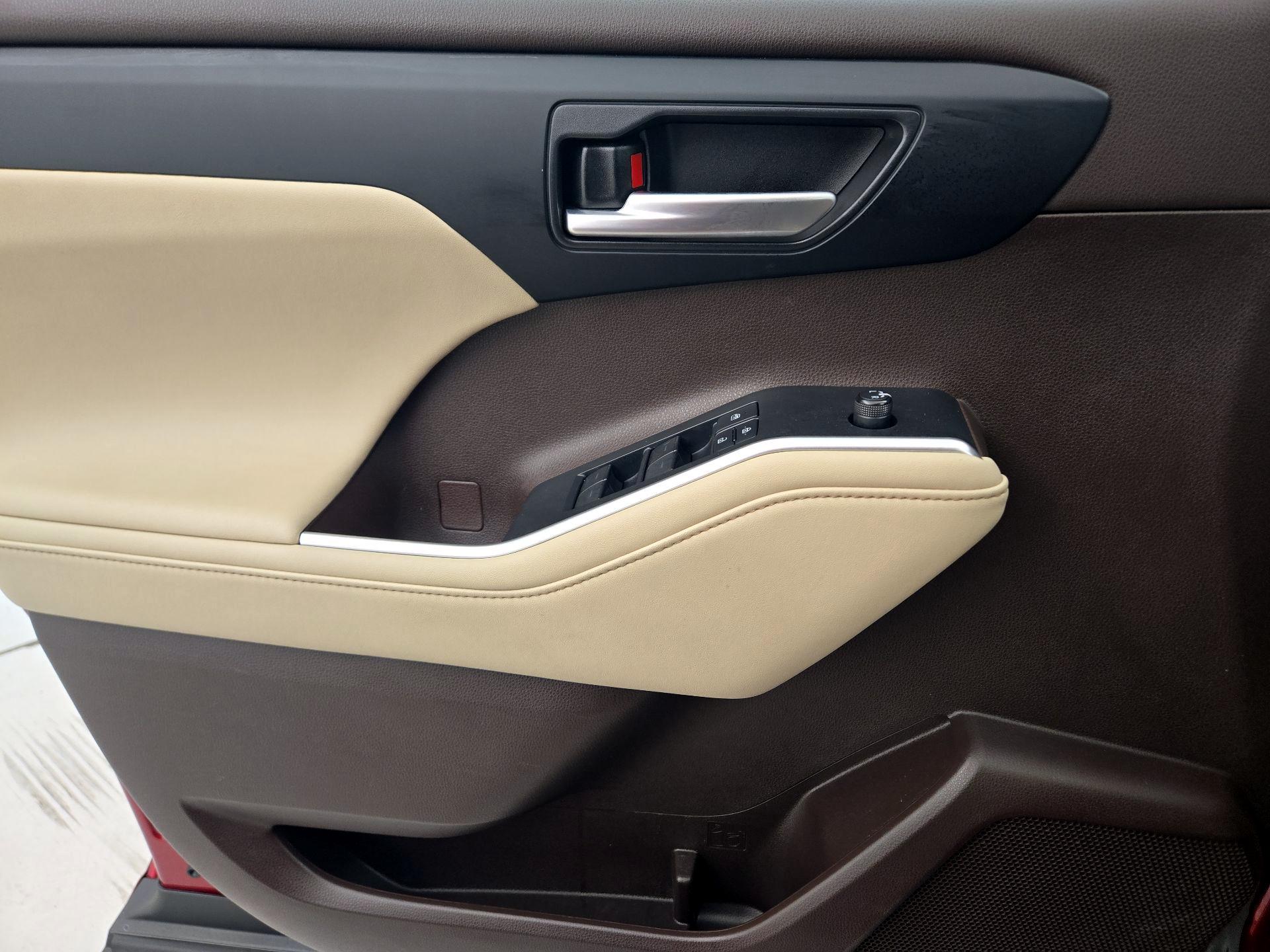 Thumbnail: 2021 Toyota Highlander - 12