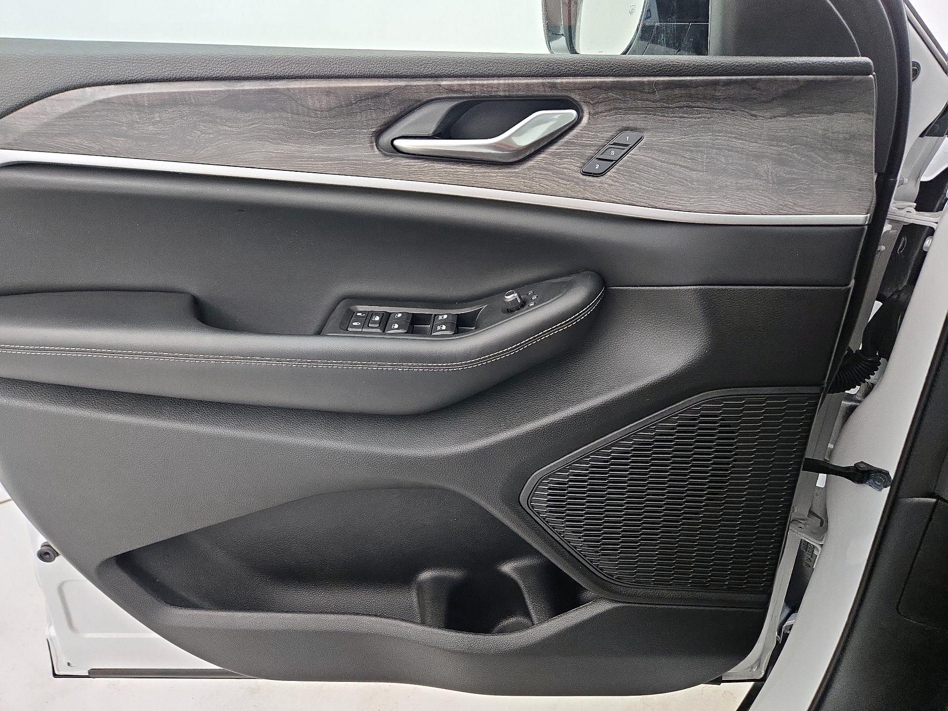 Thumbnail: 2023 Jeep Grand Cherokee - 12