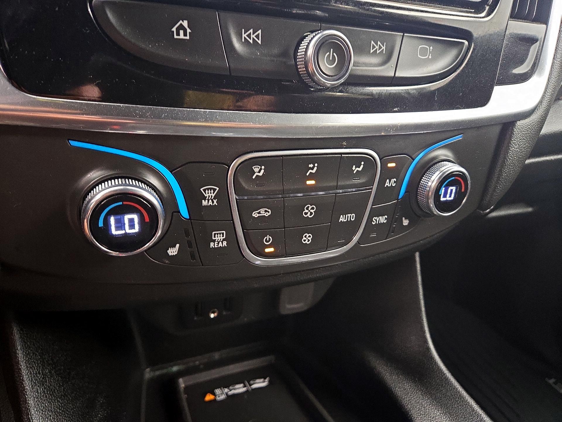 Thumbnail: 2023 Chevrolet Traverse - 16