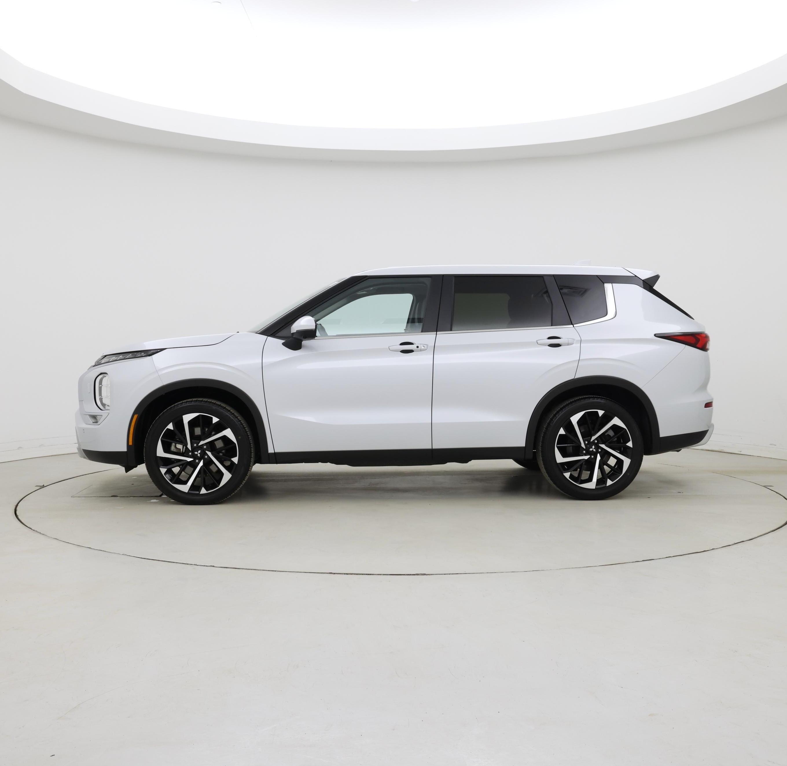 Thumbnail: 2024 Mitsubishi Outlander - 3