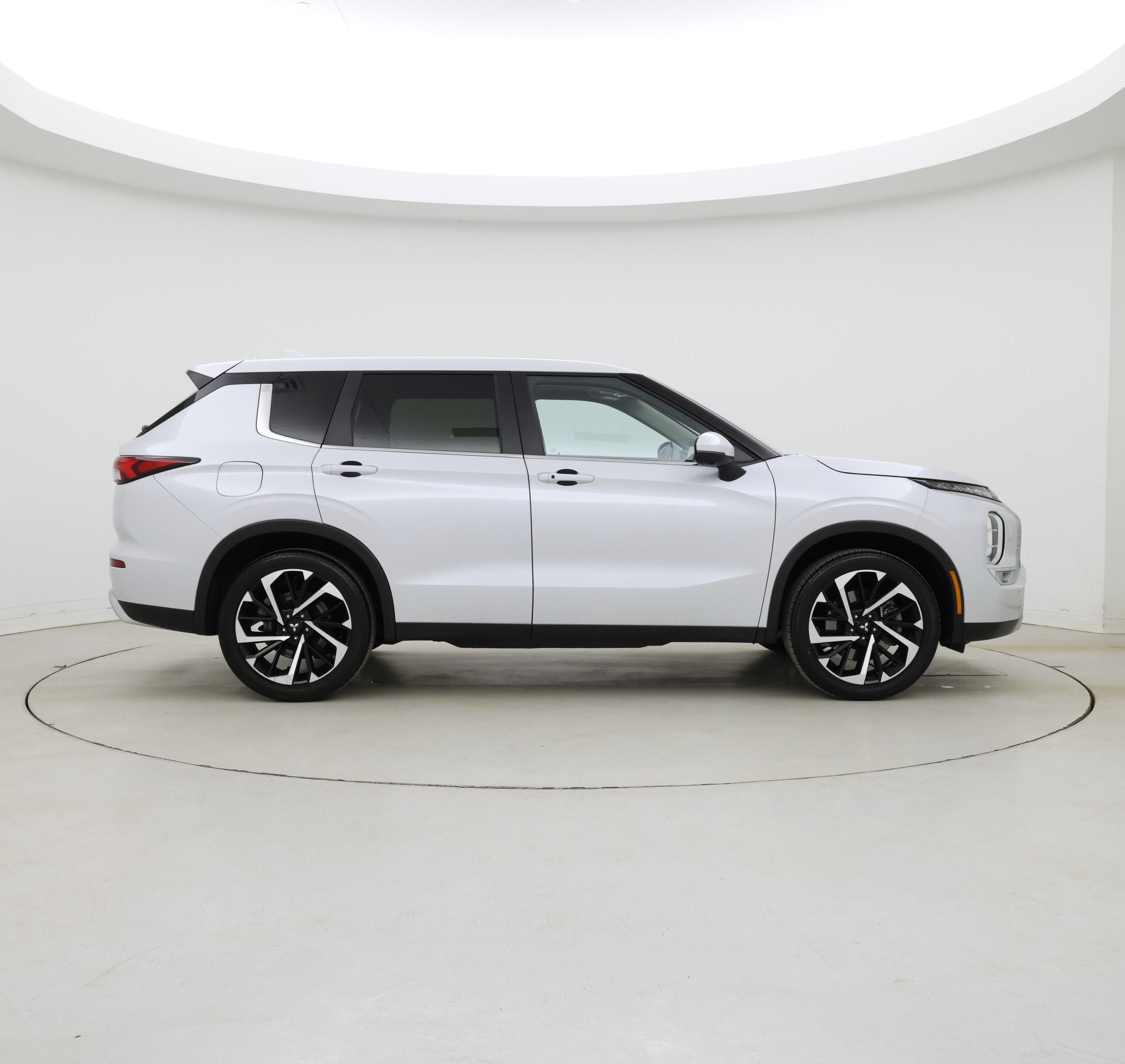 Thumbnail: 2024 Mitsubishi Outlander - 7