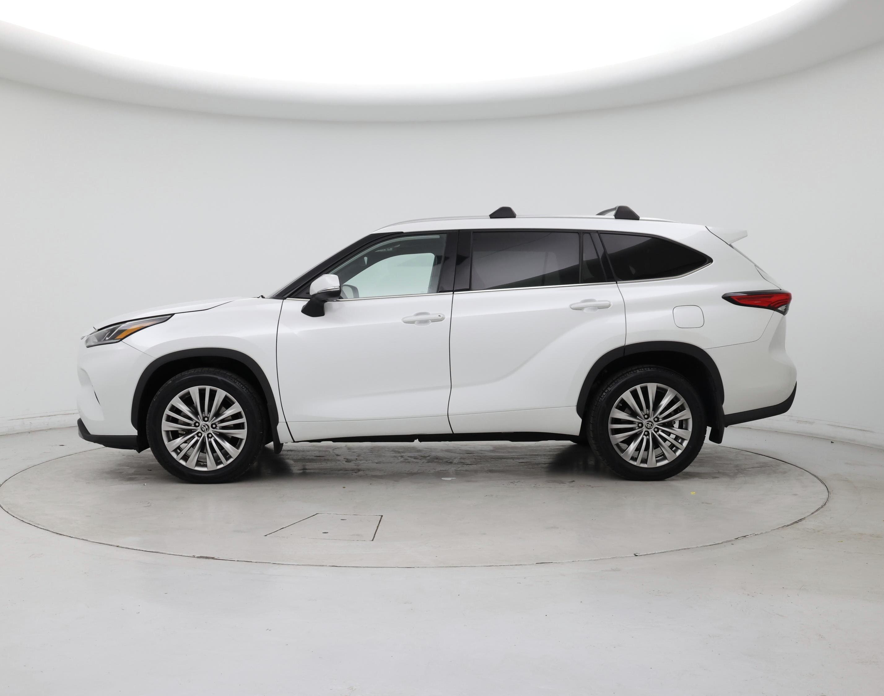 Thumbnail: 2022 Toyota Highlander - 3