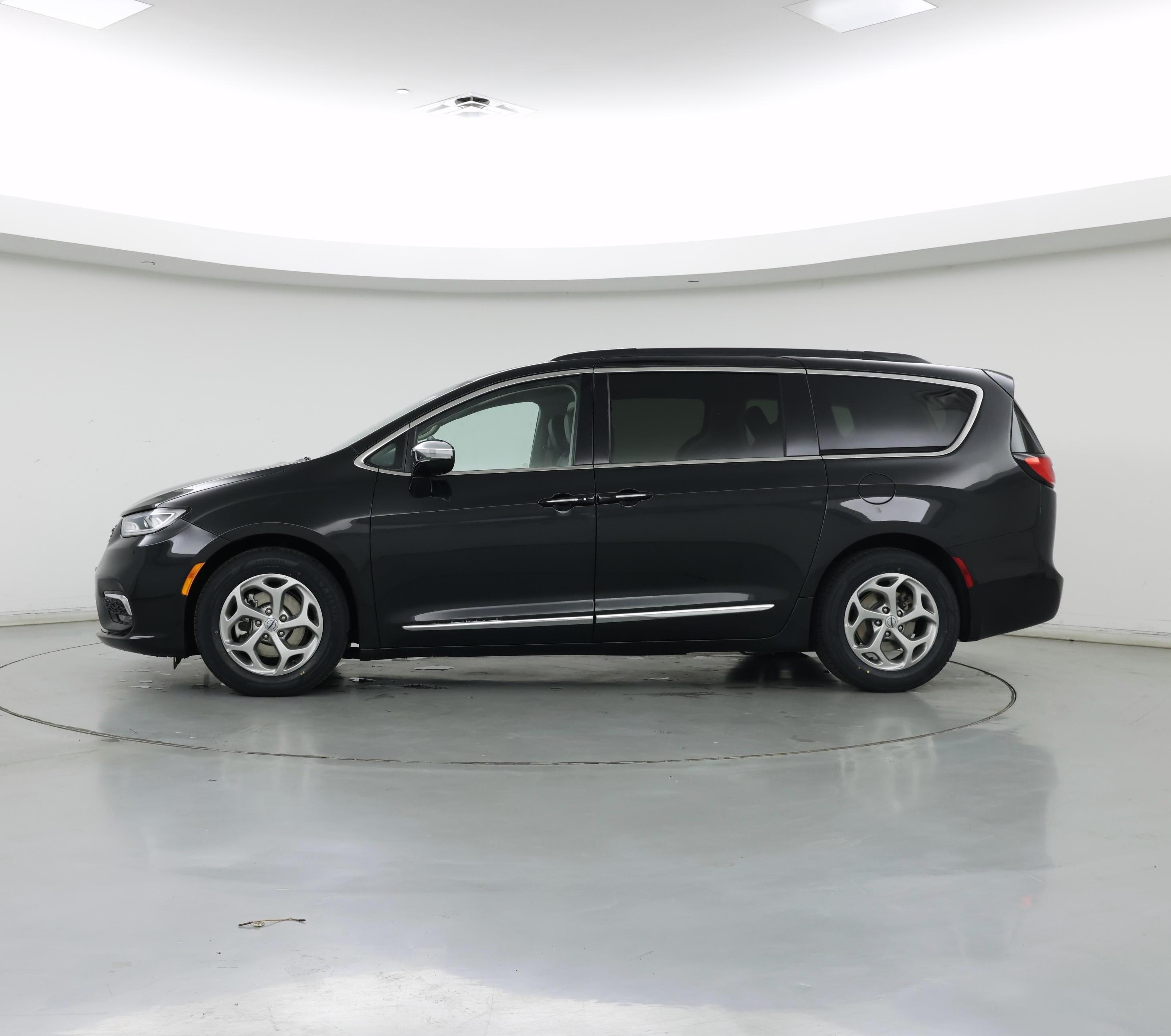 Thumbnail: 2023 Chrysler Pacifica - 3