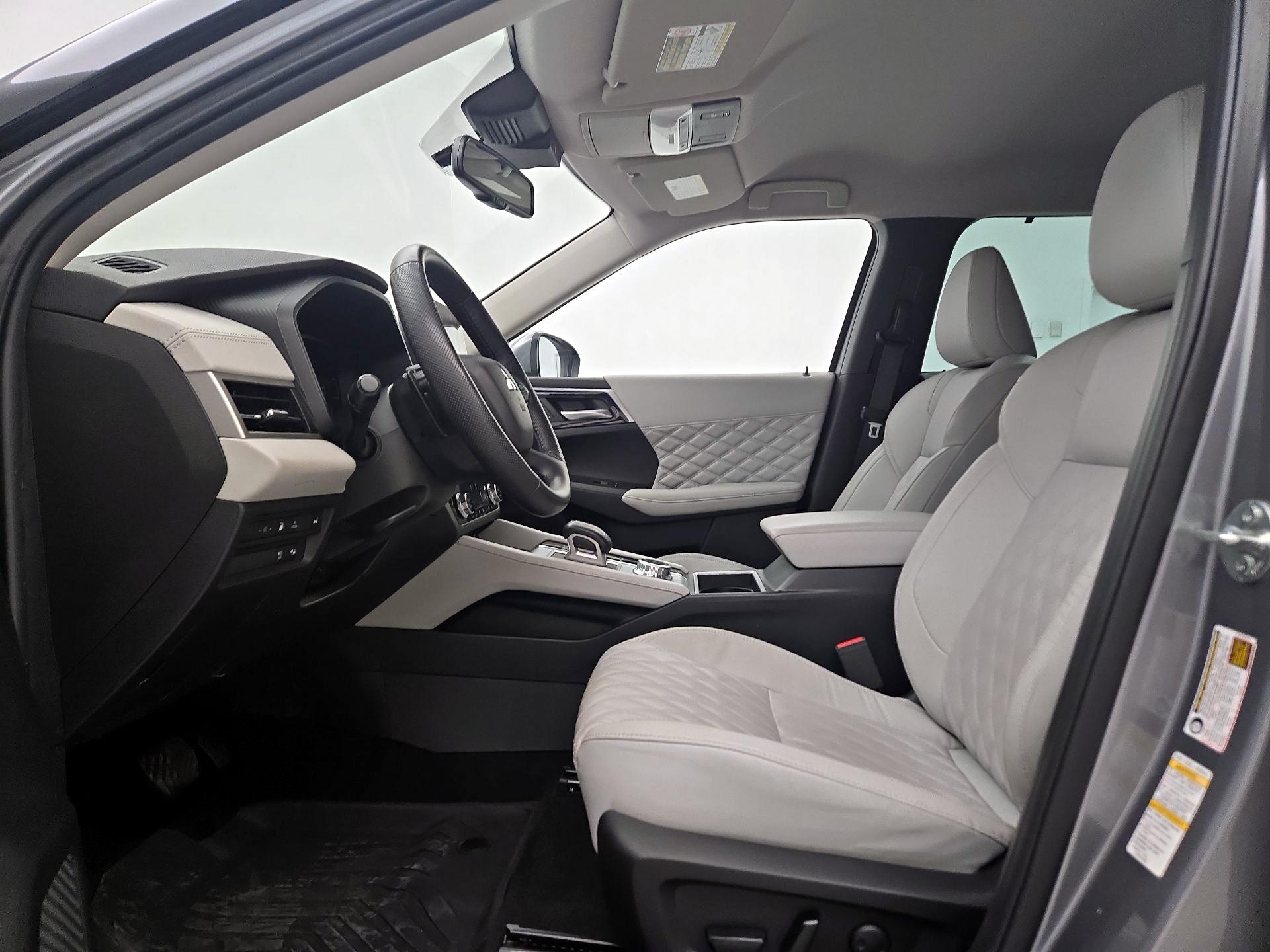 Thumbnail: 2023 Mitsubishi Outlander - 11