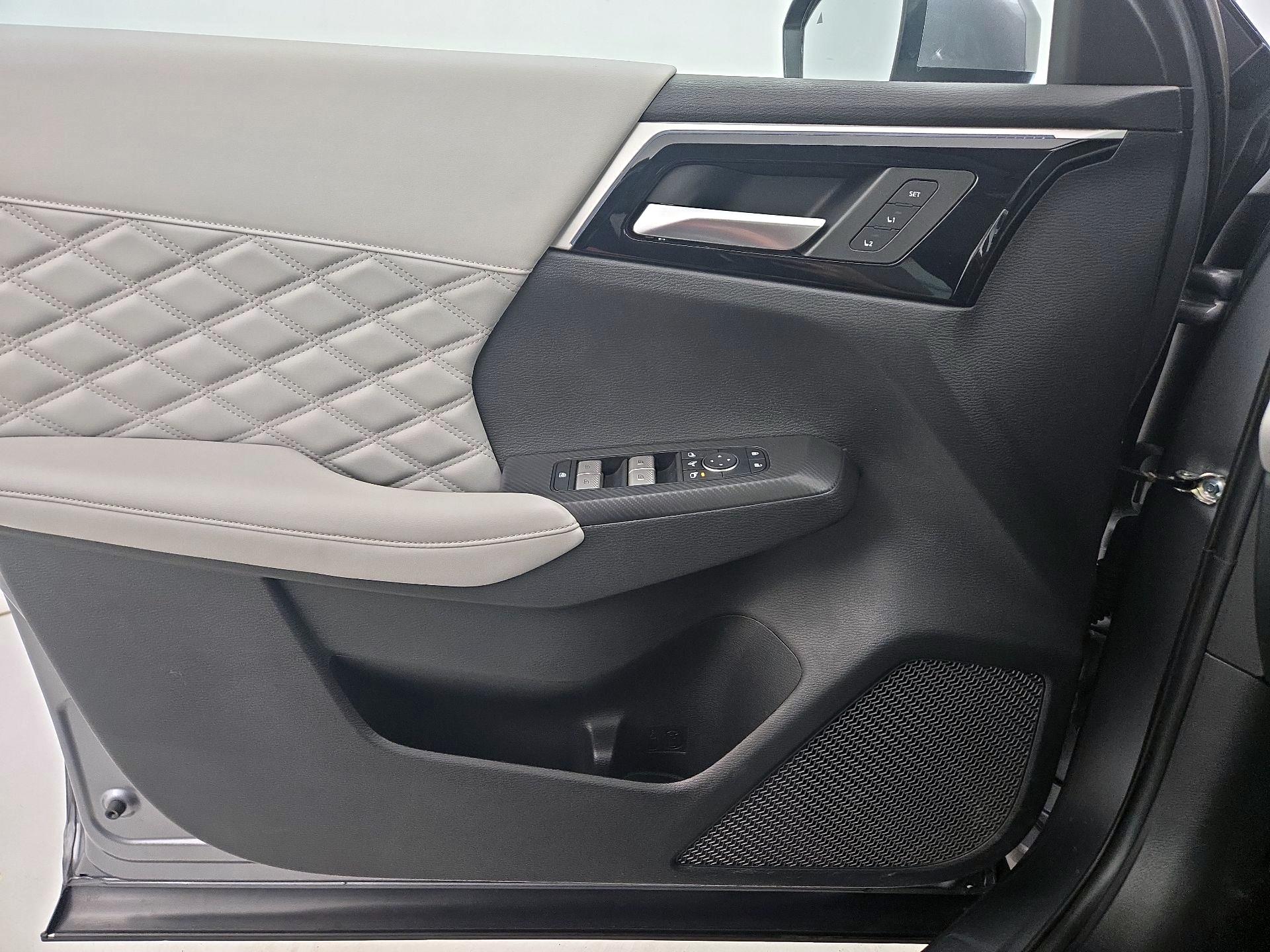 Thumbnail: 2023 Mitsubishi Outlander - 12