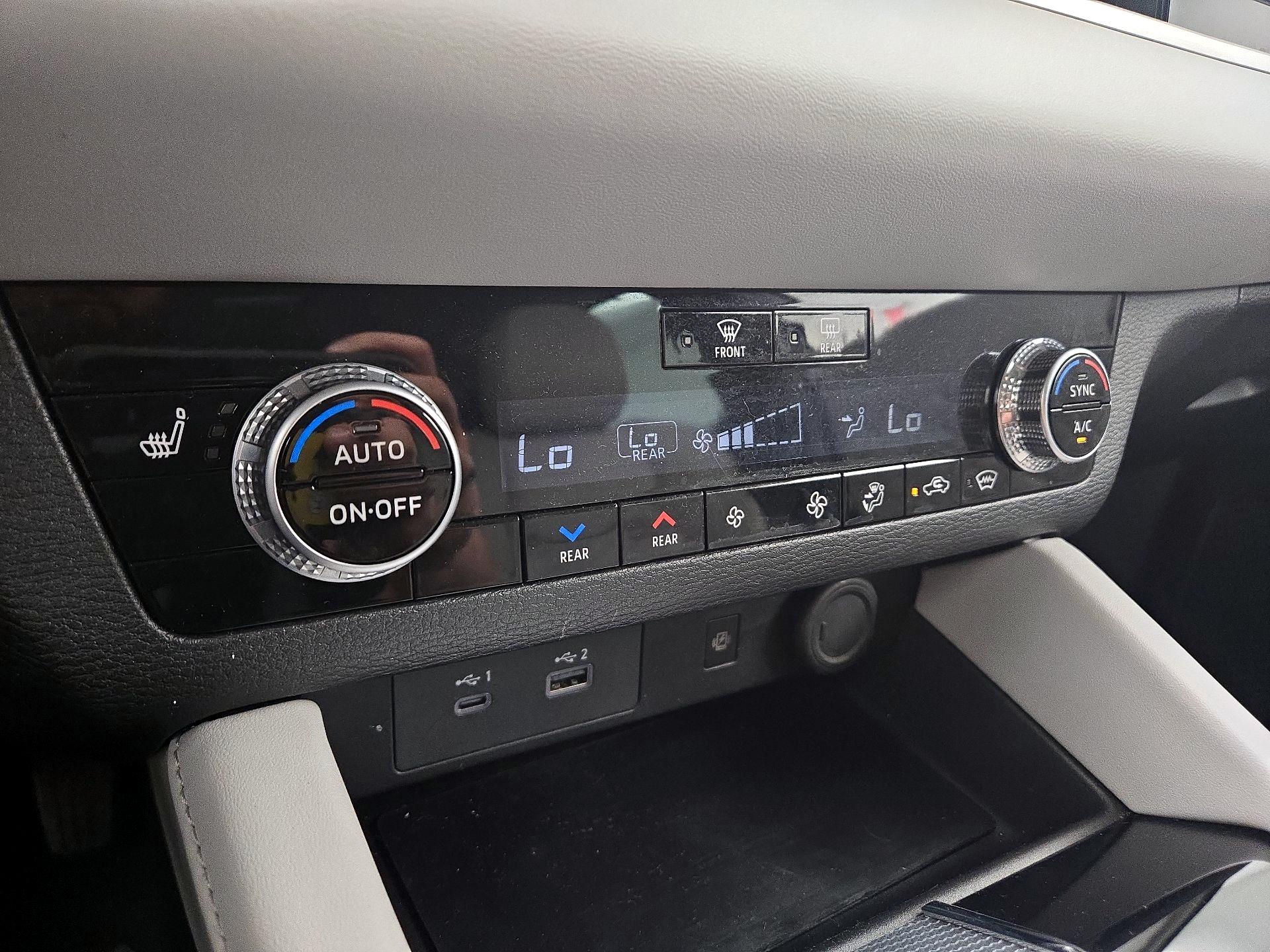 Thumbnail: 2023 Mitsubishi Outlander - 17