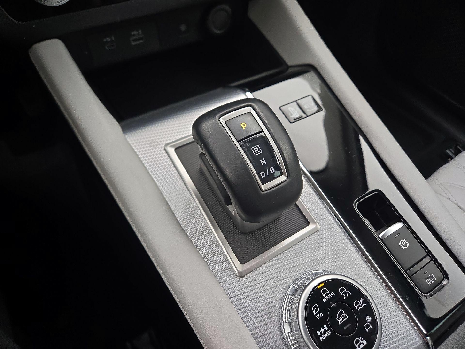 Thumbnail: 2023 Mitsubishi Outlander - 18