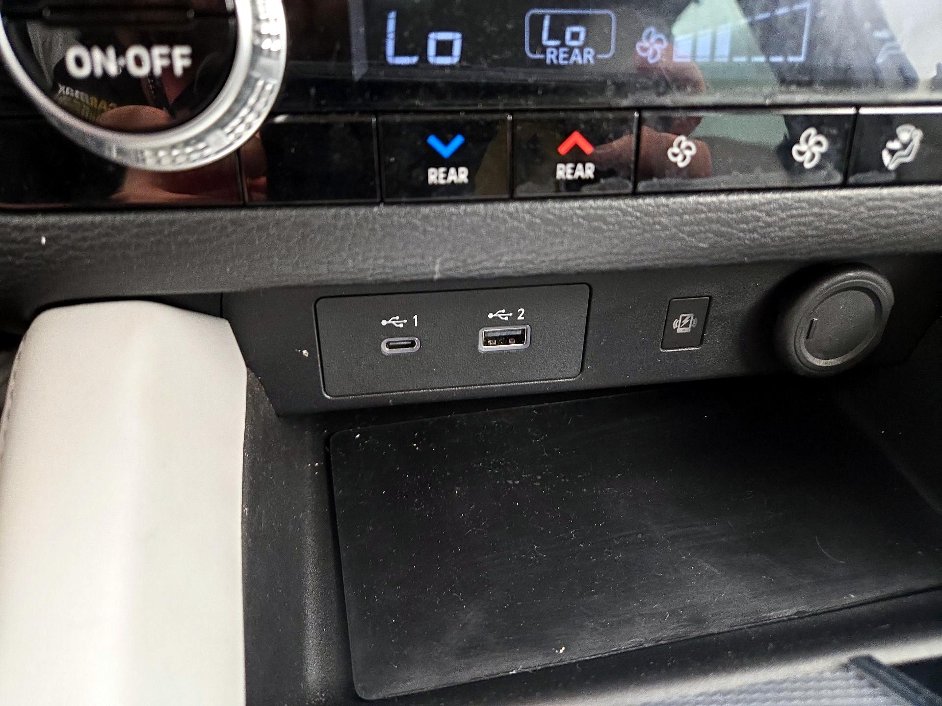 Thumbnail: 2023 Mitsubishi Outlander - 19