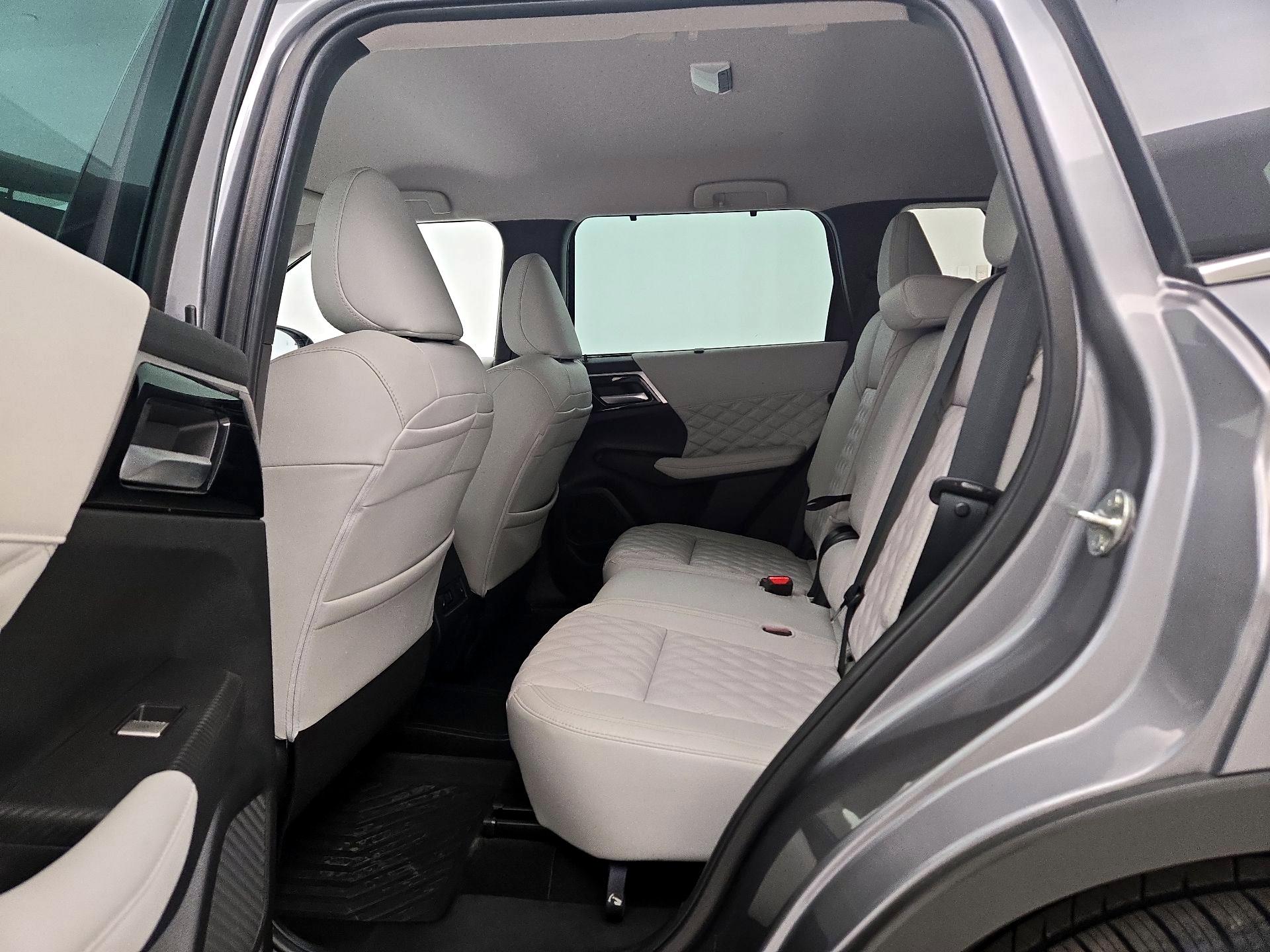 Thumbnail: 2023 Mitsubishi Outlander - 20