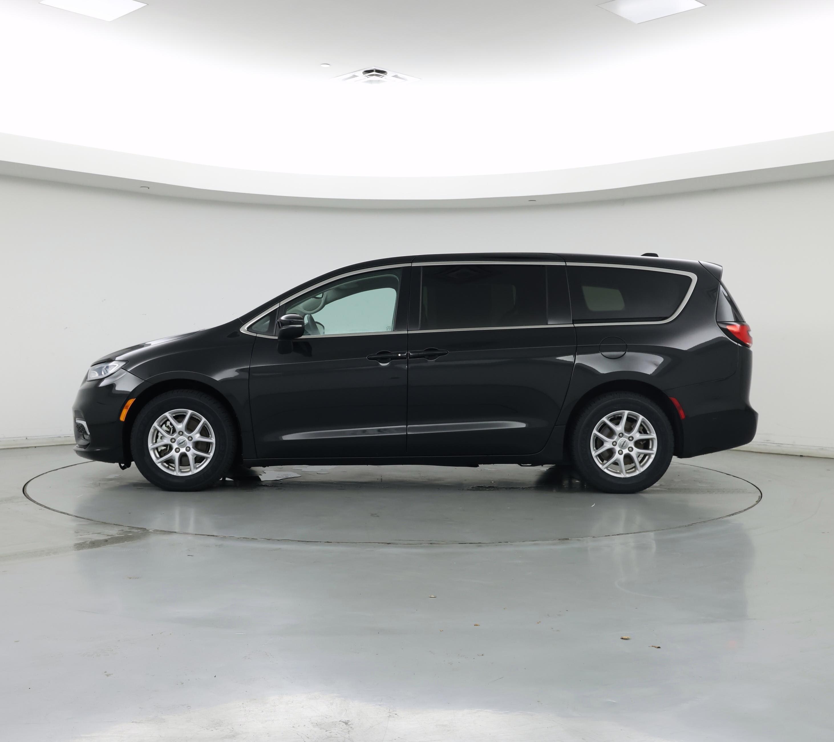 Thumbnail: 2023 Chrysler Pacifica - 3