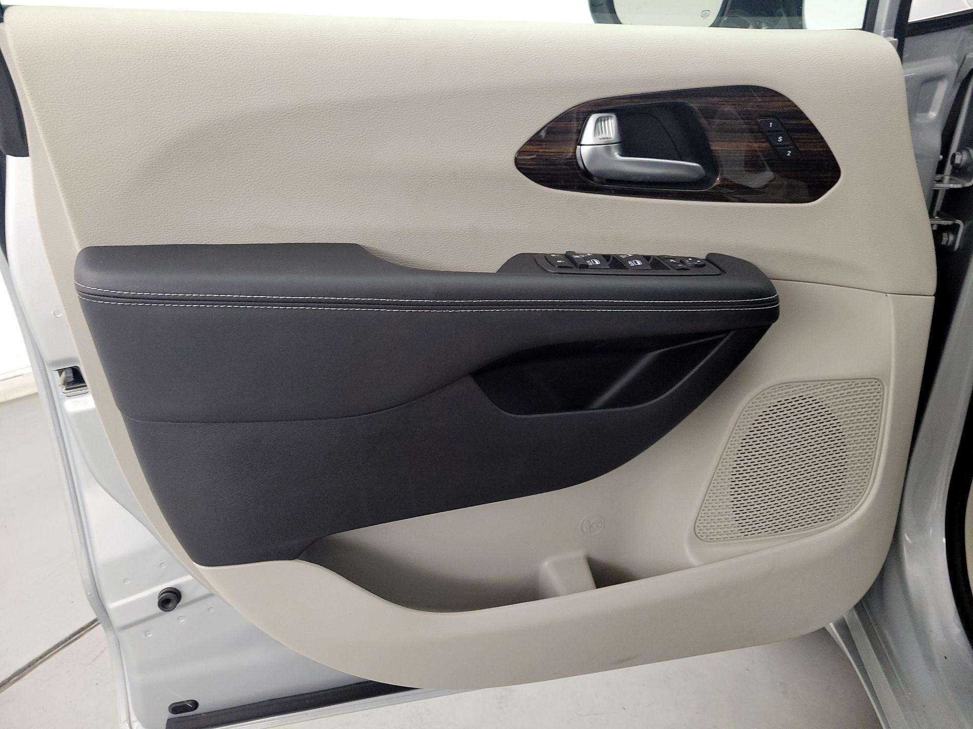 Thumbnail: 2023 Chrysler Pacifica - 12