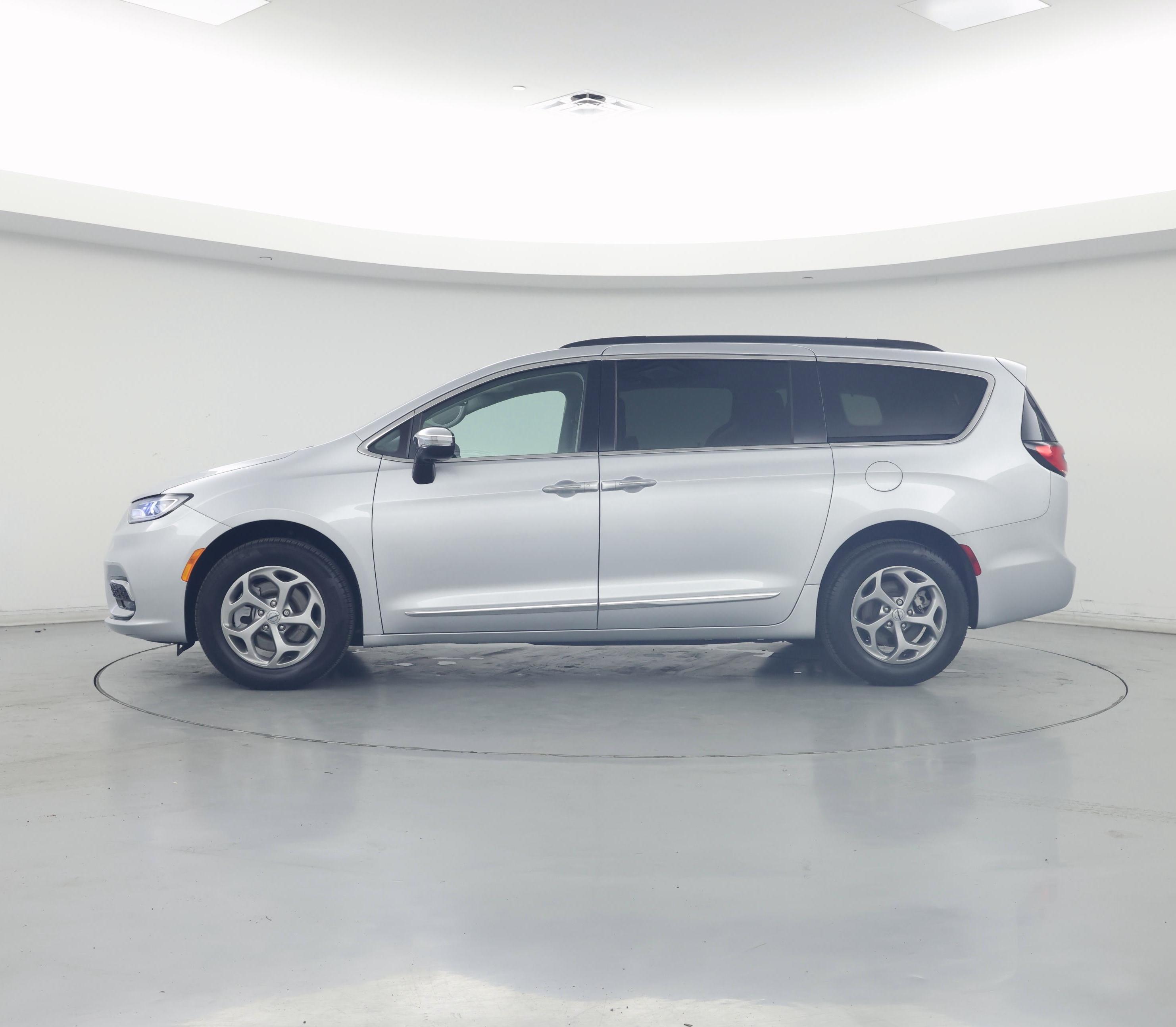 Thumbnail: 2023 Chrysler Pacifica - 3